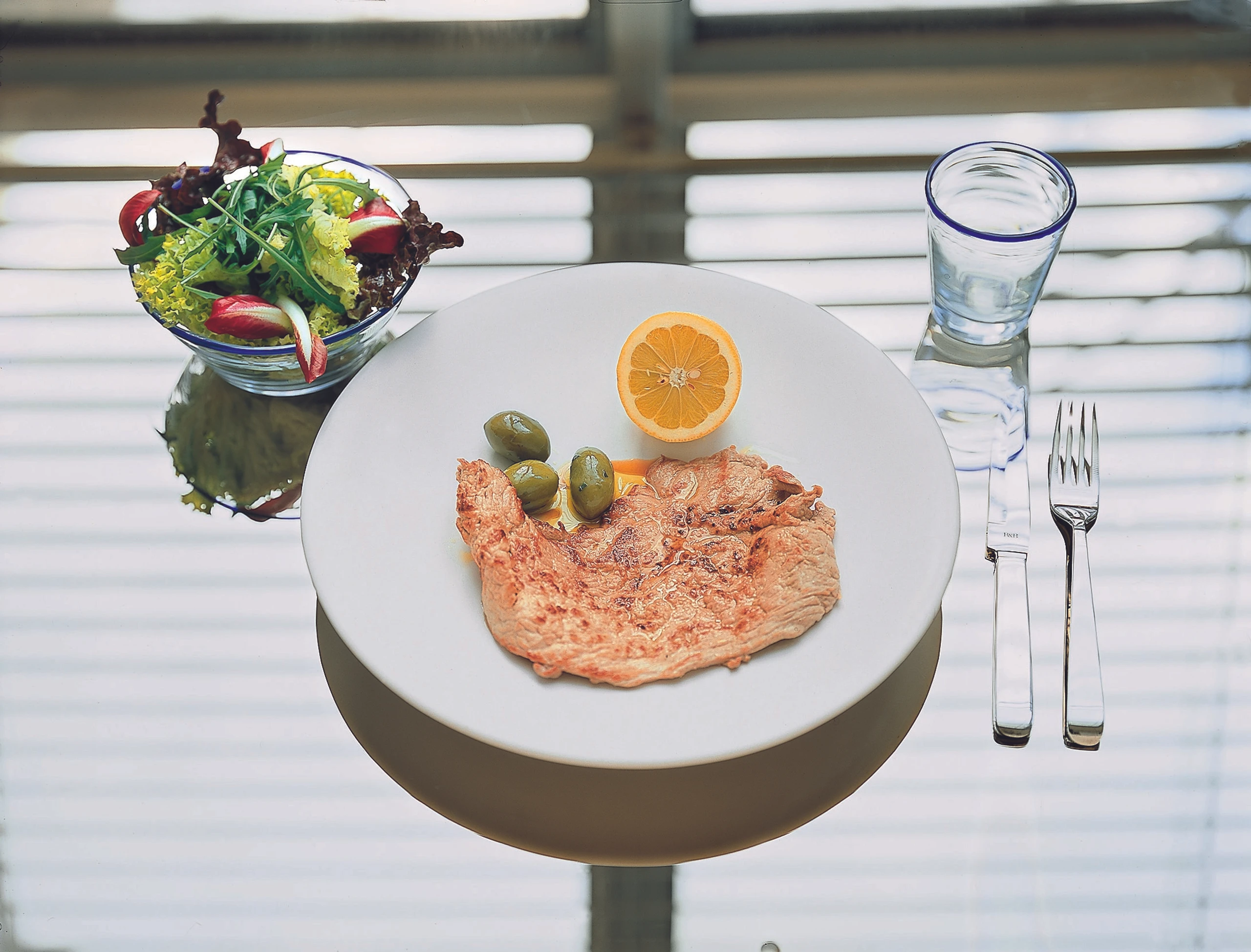 Gegrillte Kalbsschnitzel mit Olivenöl und Zitrone