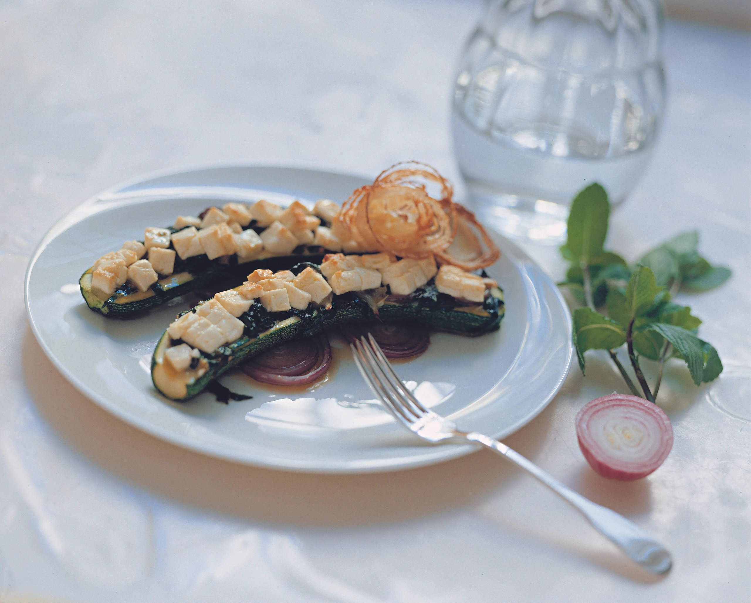 Griechisch gefüllte Zucchini mit Spinat und Schafkäse