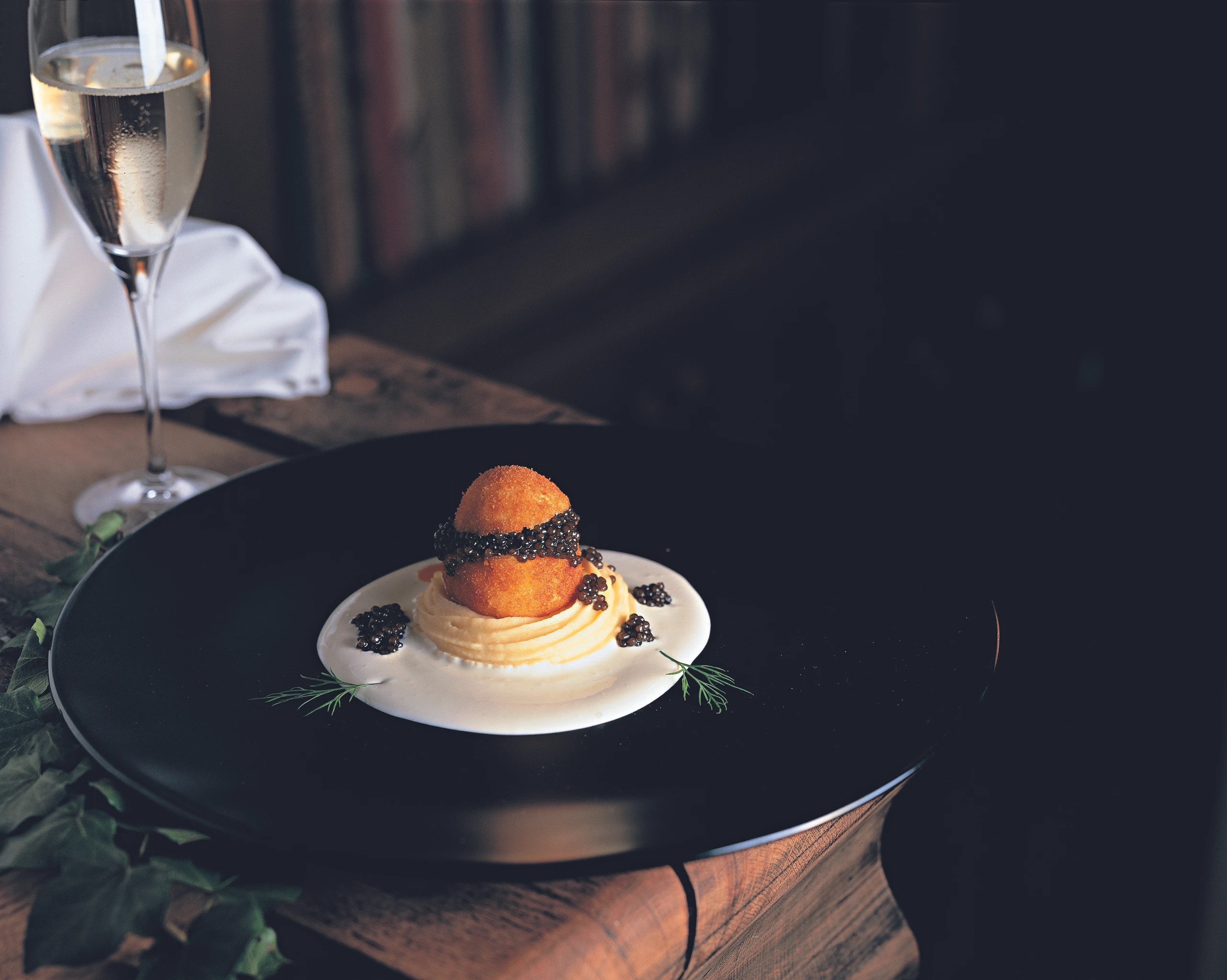 Paniertes Kaviar-Ei auf Erdäpfelpüree