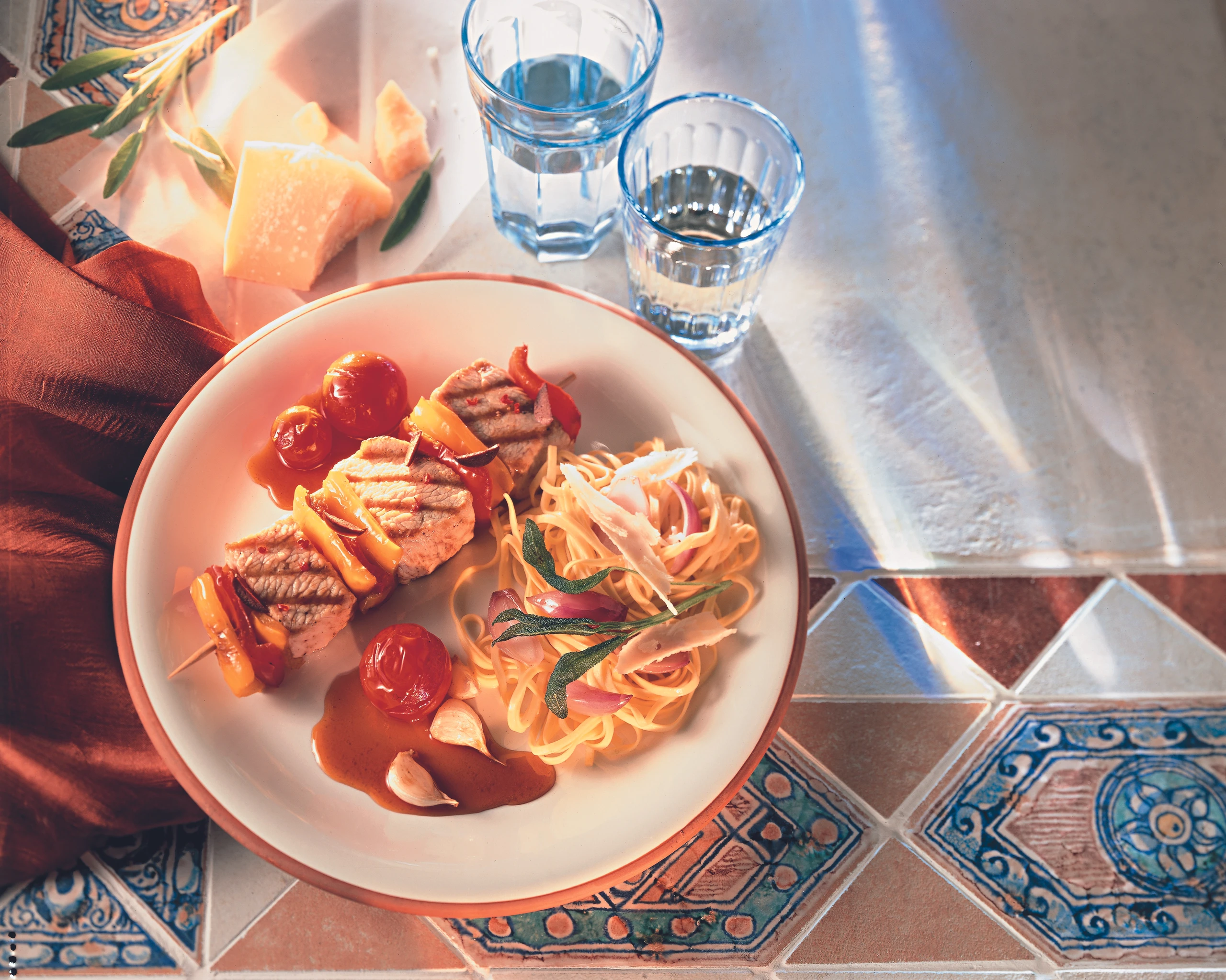 Gegrillte Putenspieße mit Salbeinudeln