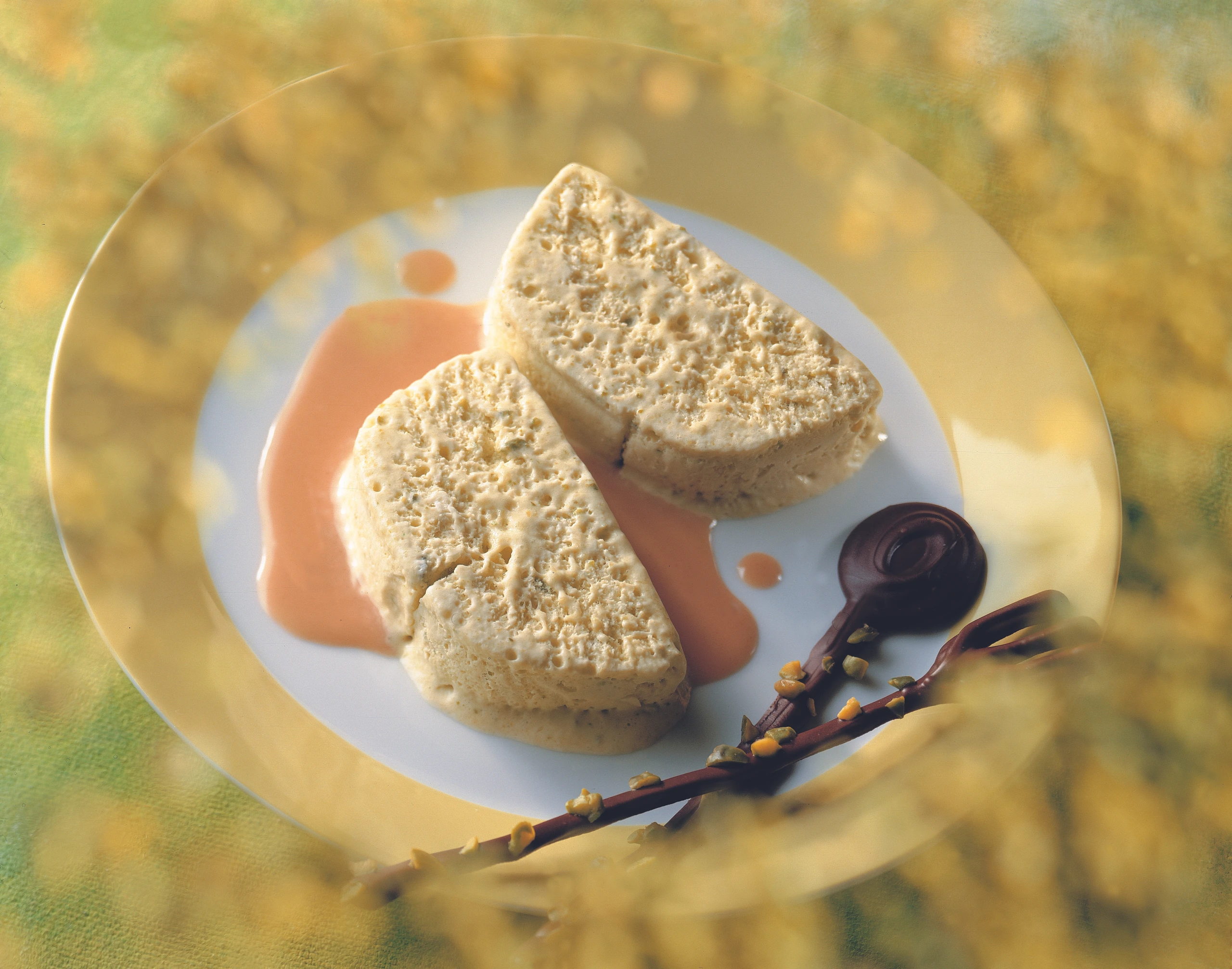 Pistazienparfait mit Nougatsauce