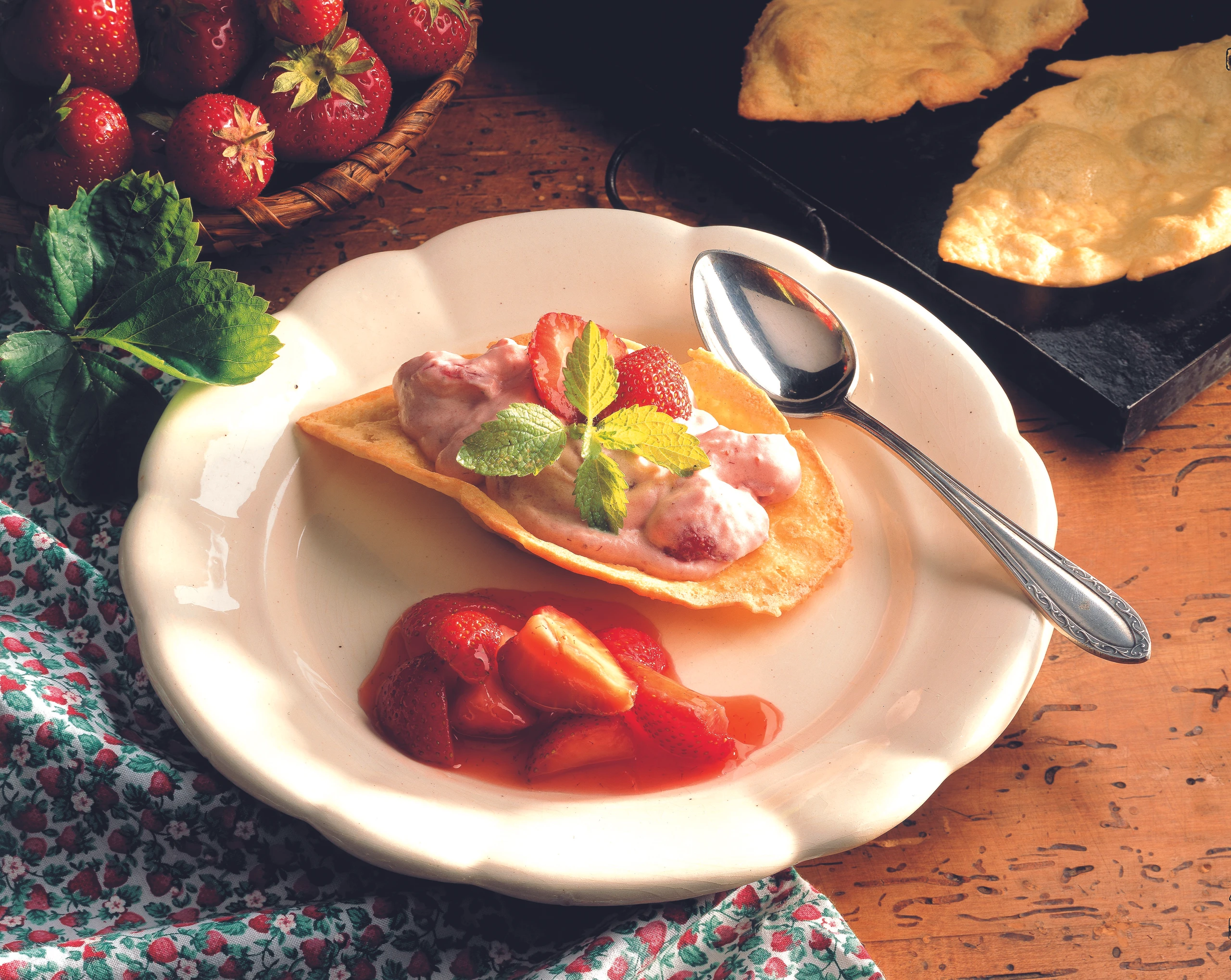 Erdbeerobers im Brandteigblatt