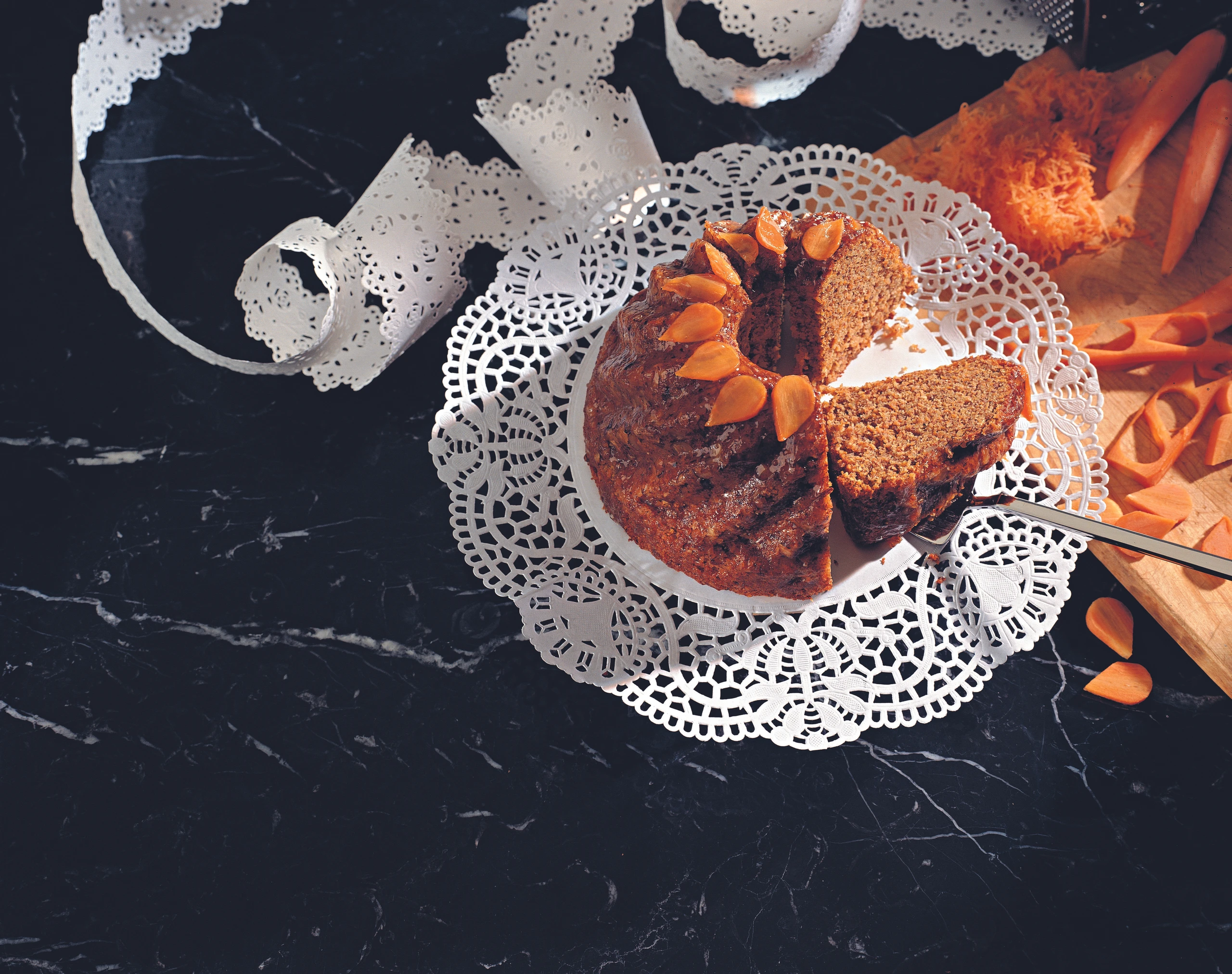 Vollwert-Gugelhupf mit Karotten