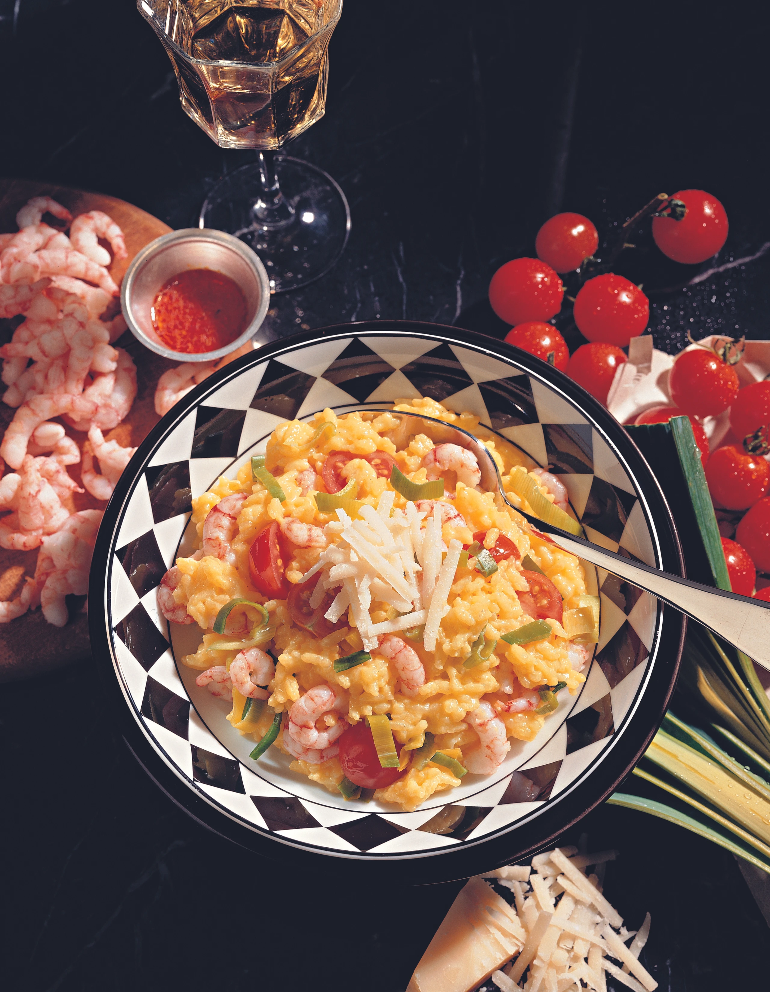 Safran-Risotto mit Lauch, Shrimps und Paradeisern