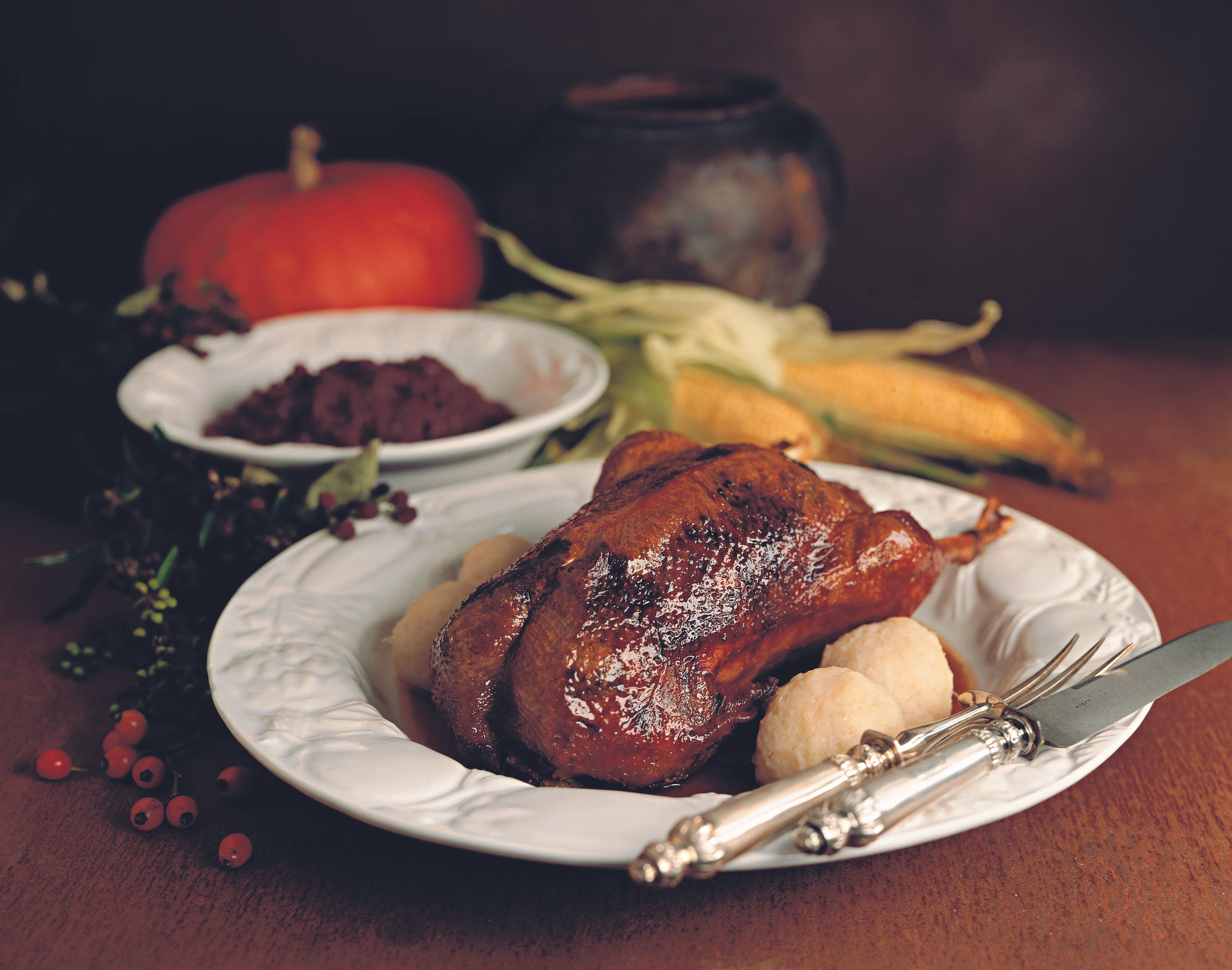 Gänsebraten mit Zwiebel, Apfel und Orange gefüllt