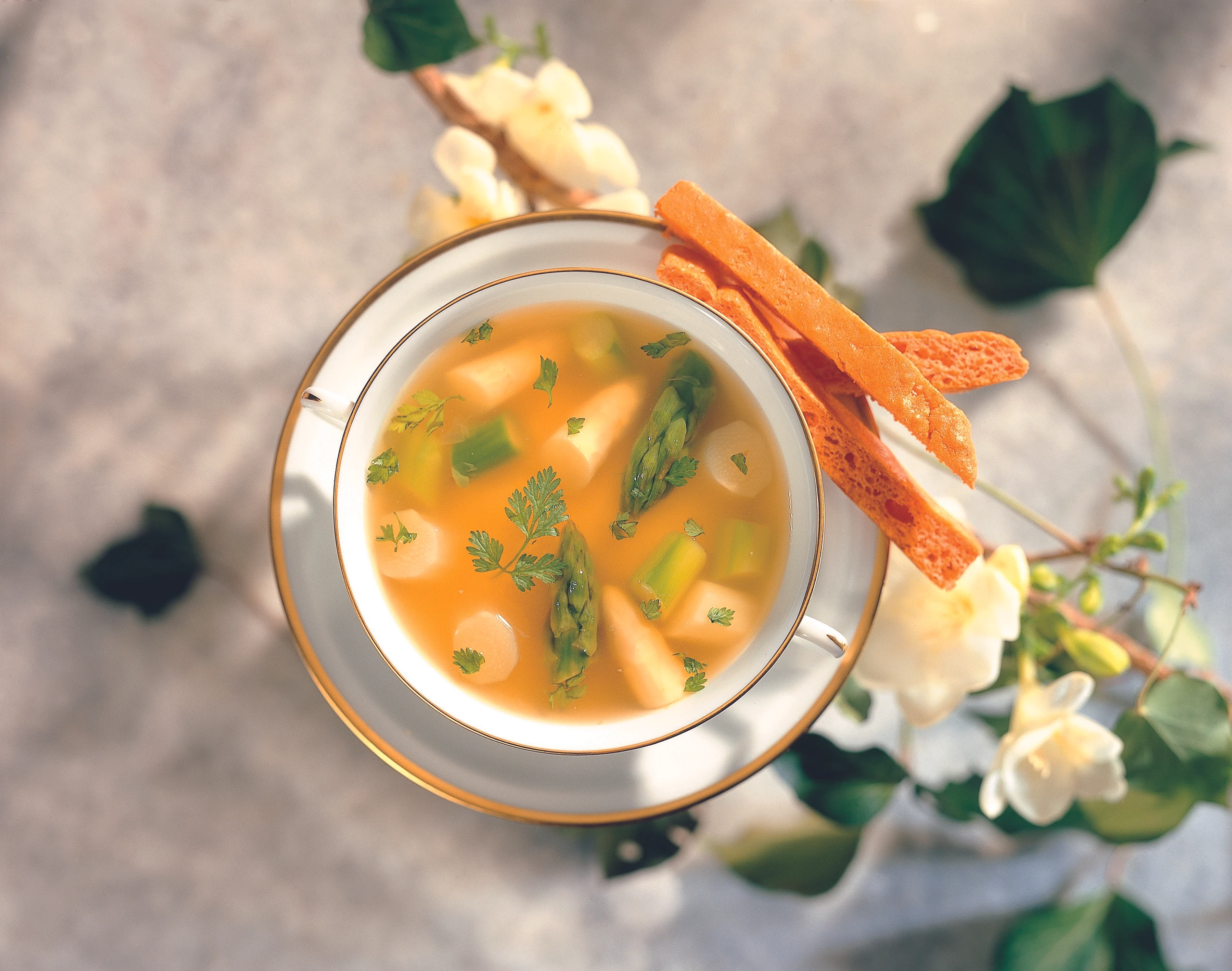 Spargelsuppe mit Paradeisbiskuit