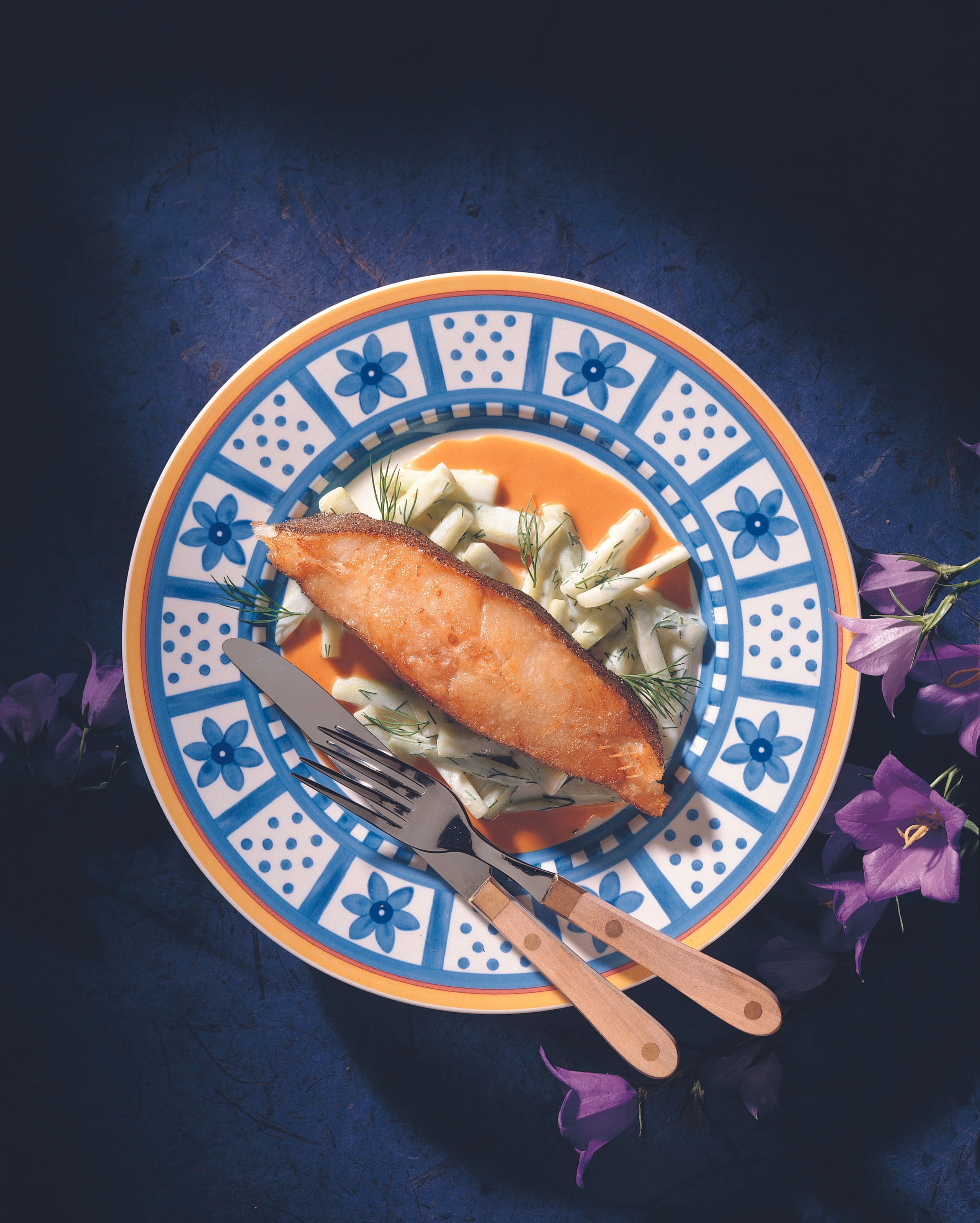 Gebratene Heilbutt-Steaks auf Rahmgurken