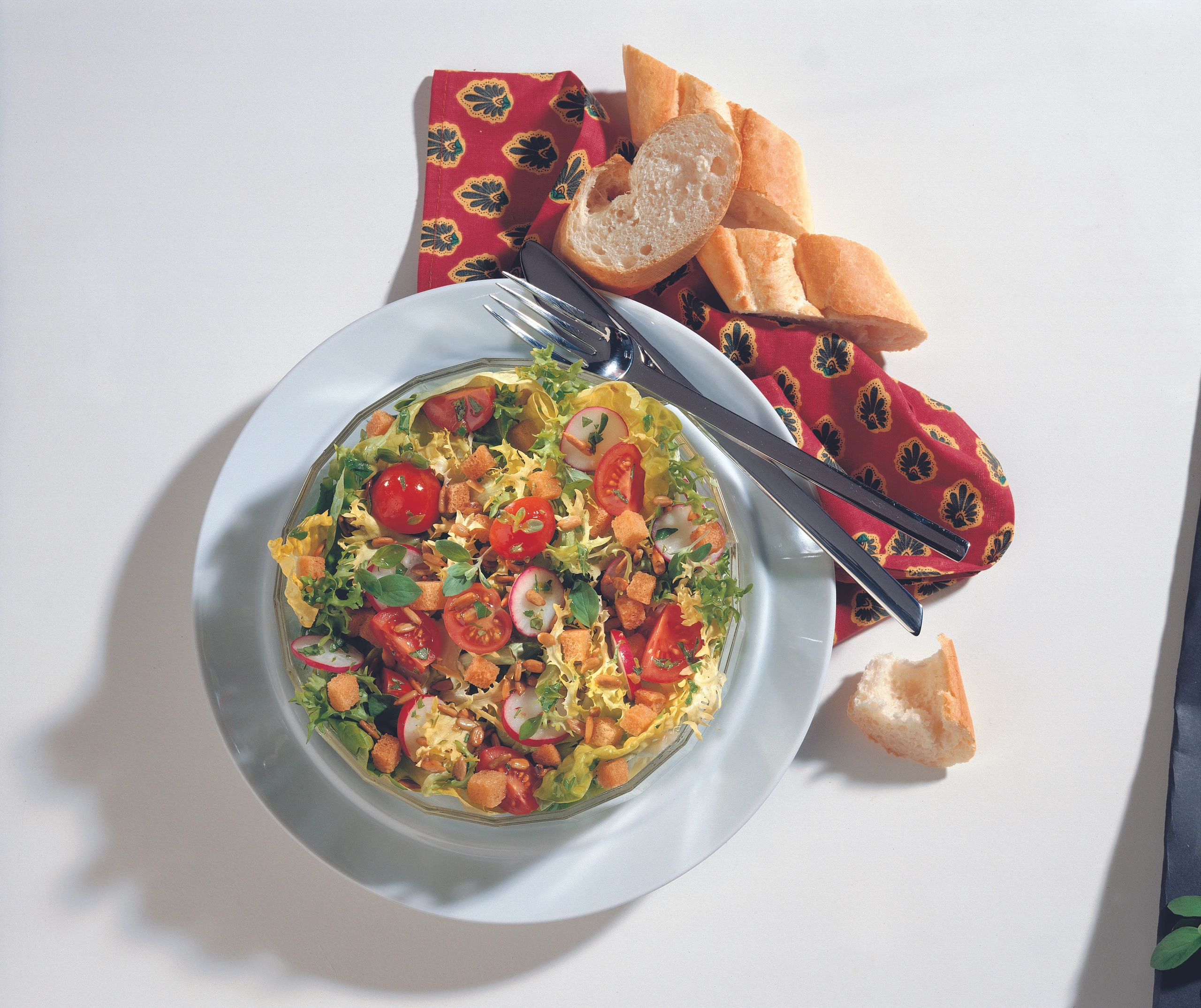 Frühlingssalat mit Sonnenblumenkernen