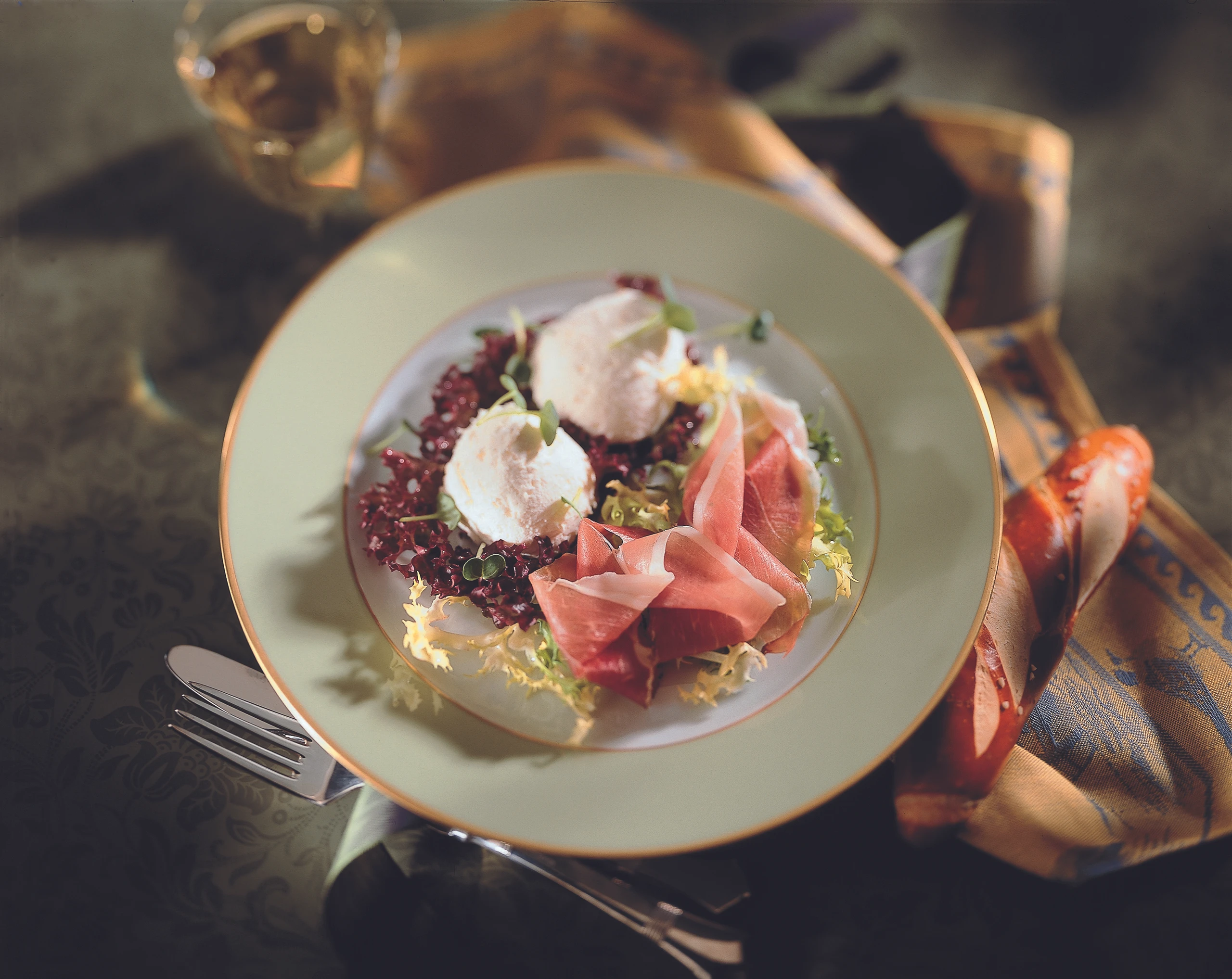 Oberskrennockerl mit Rohschinken und Blattsalaten