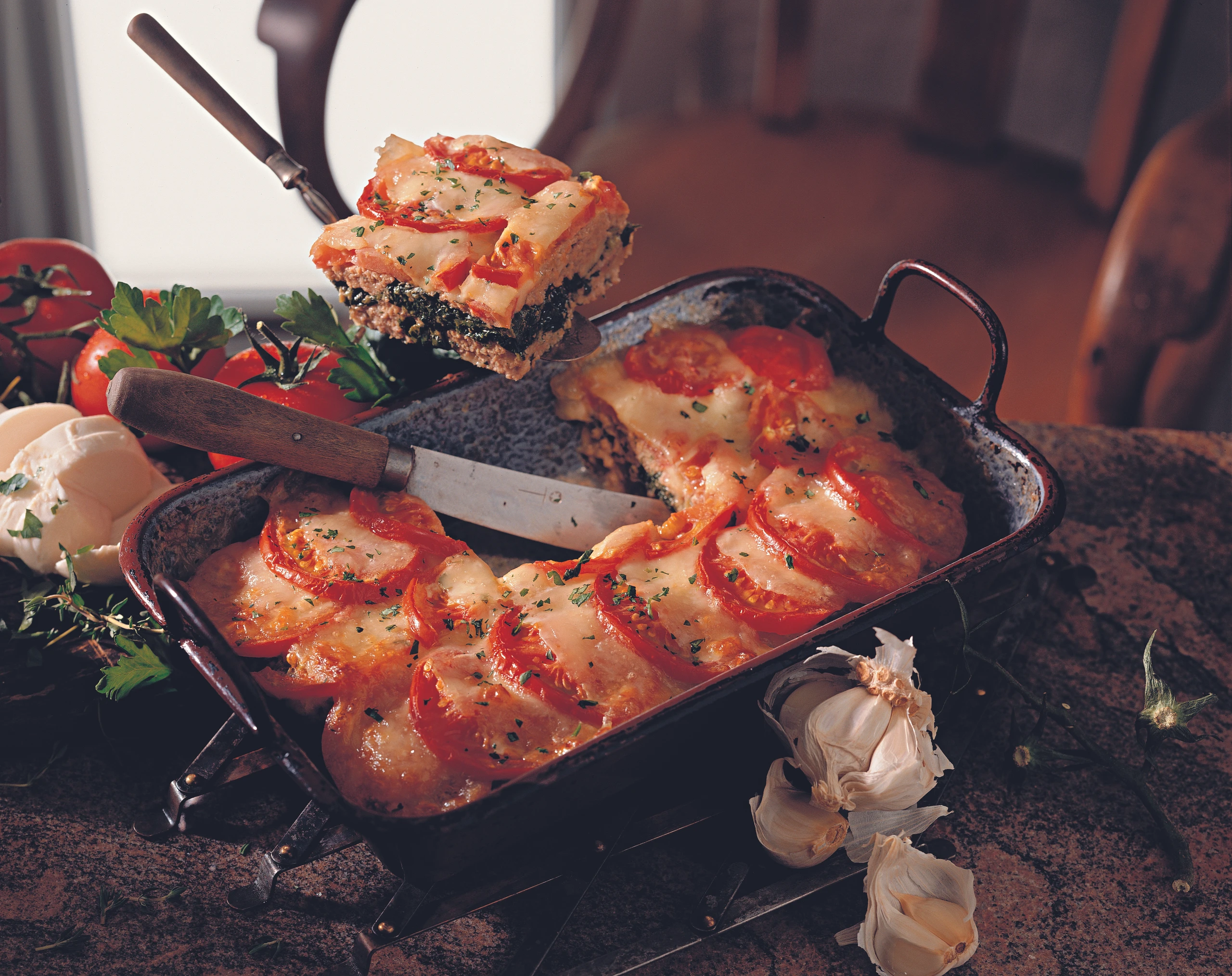 Auflauf mit Faschiertem und Caprese-Kruste