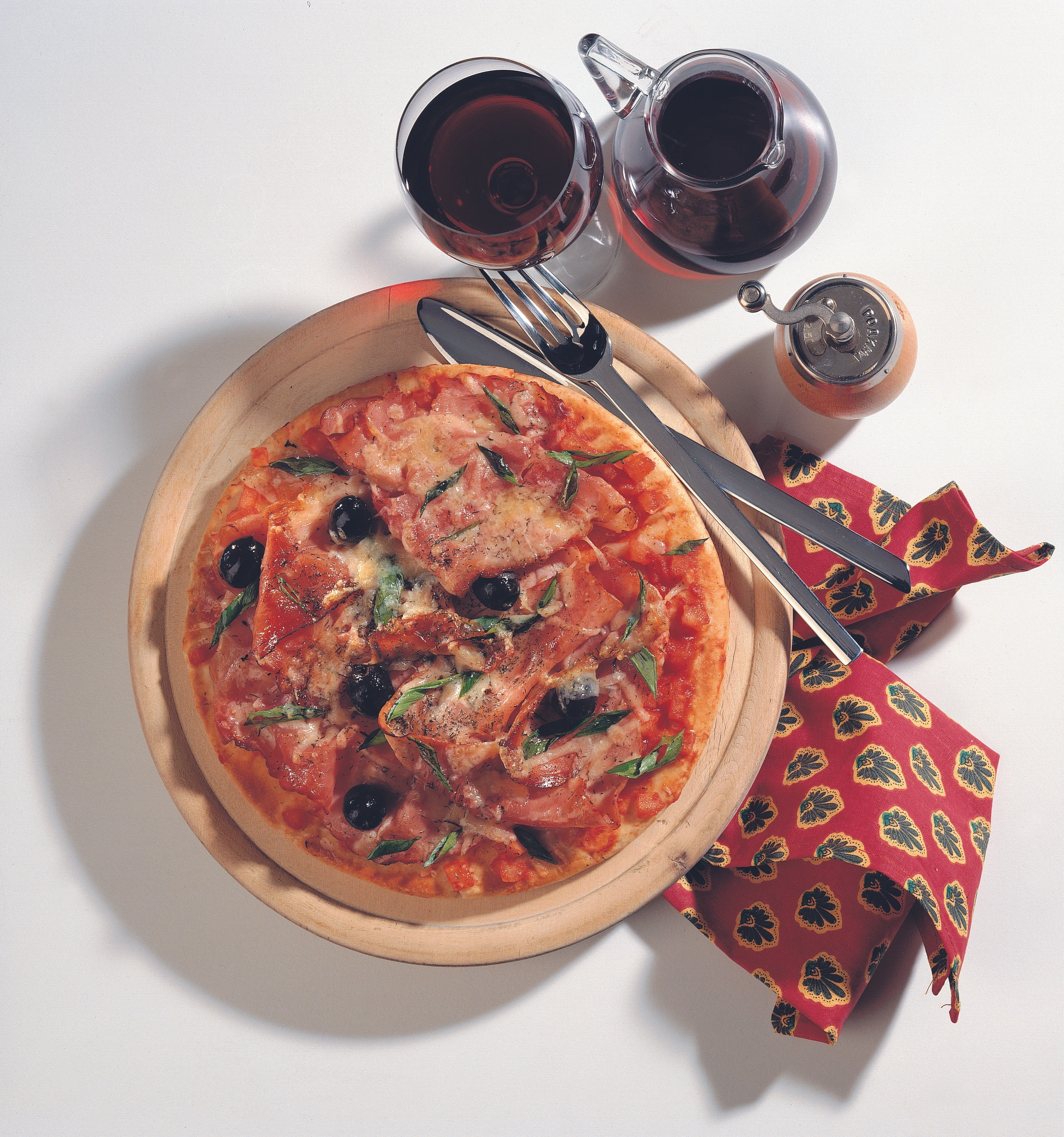 Pizza mit dreierlei Schinken und Oliven