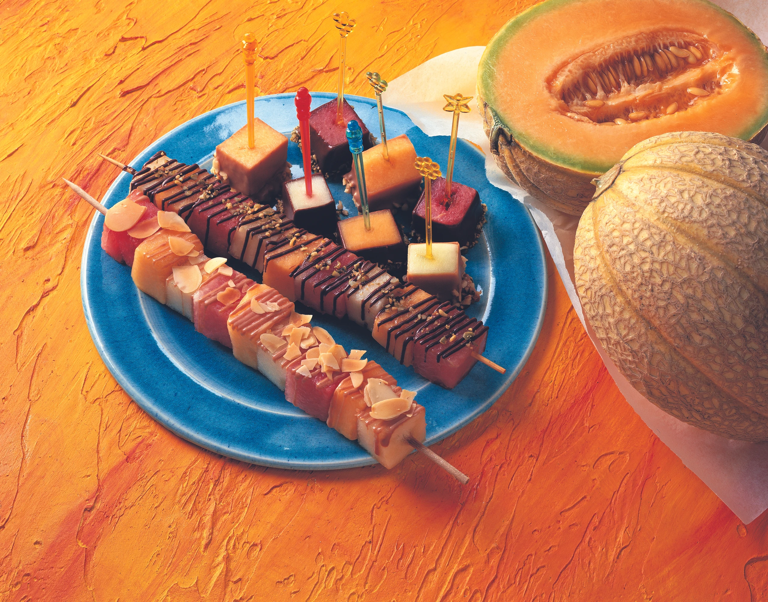 Melonen-Spieße mit Schokolade und Nüssen