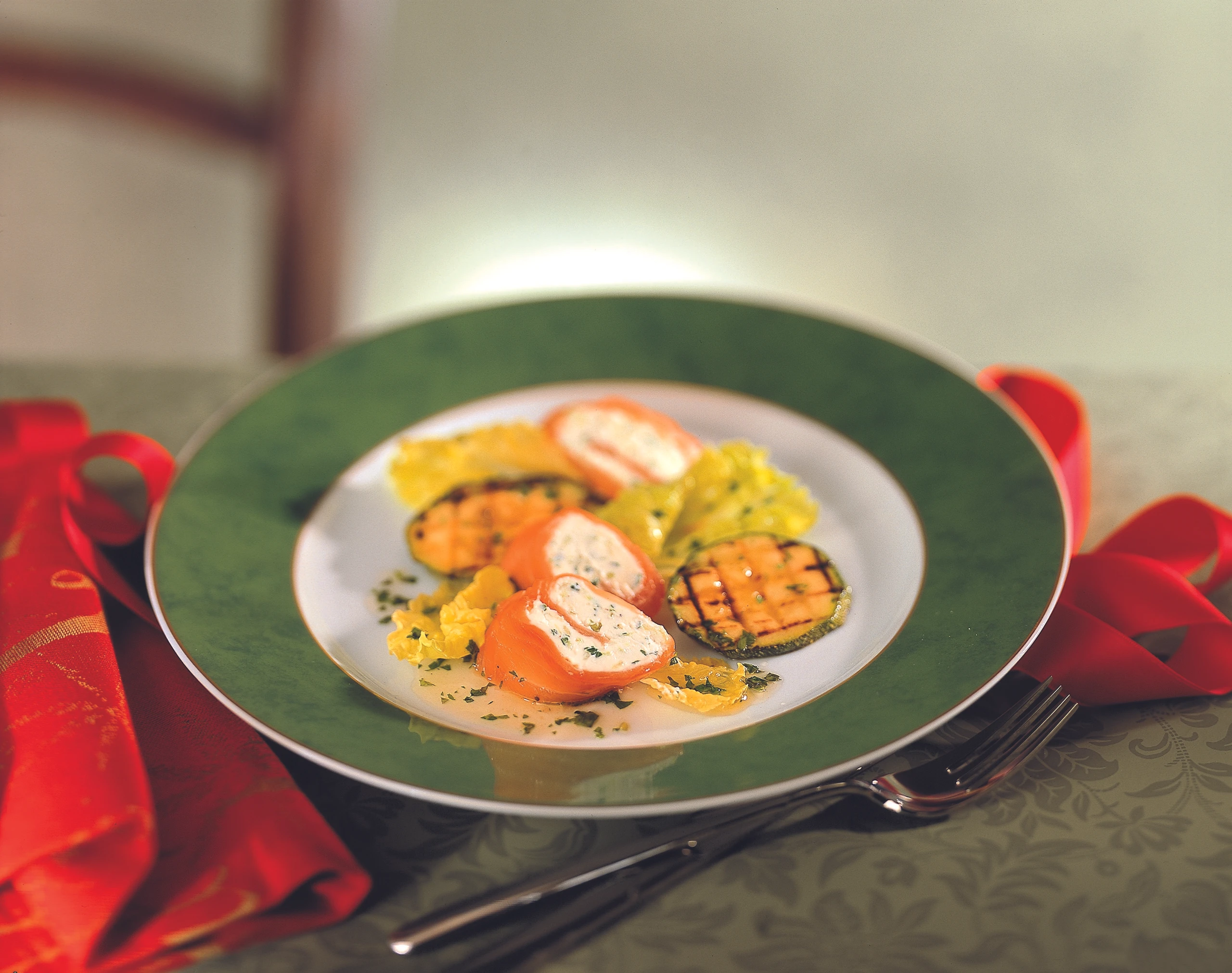 Räucherlachsröllchen mit marinierten Zucchini