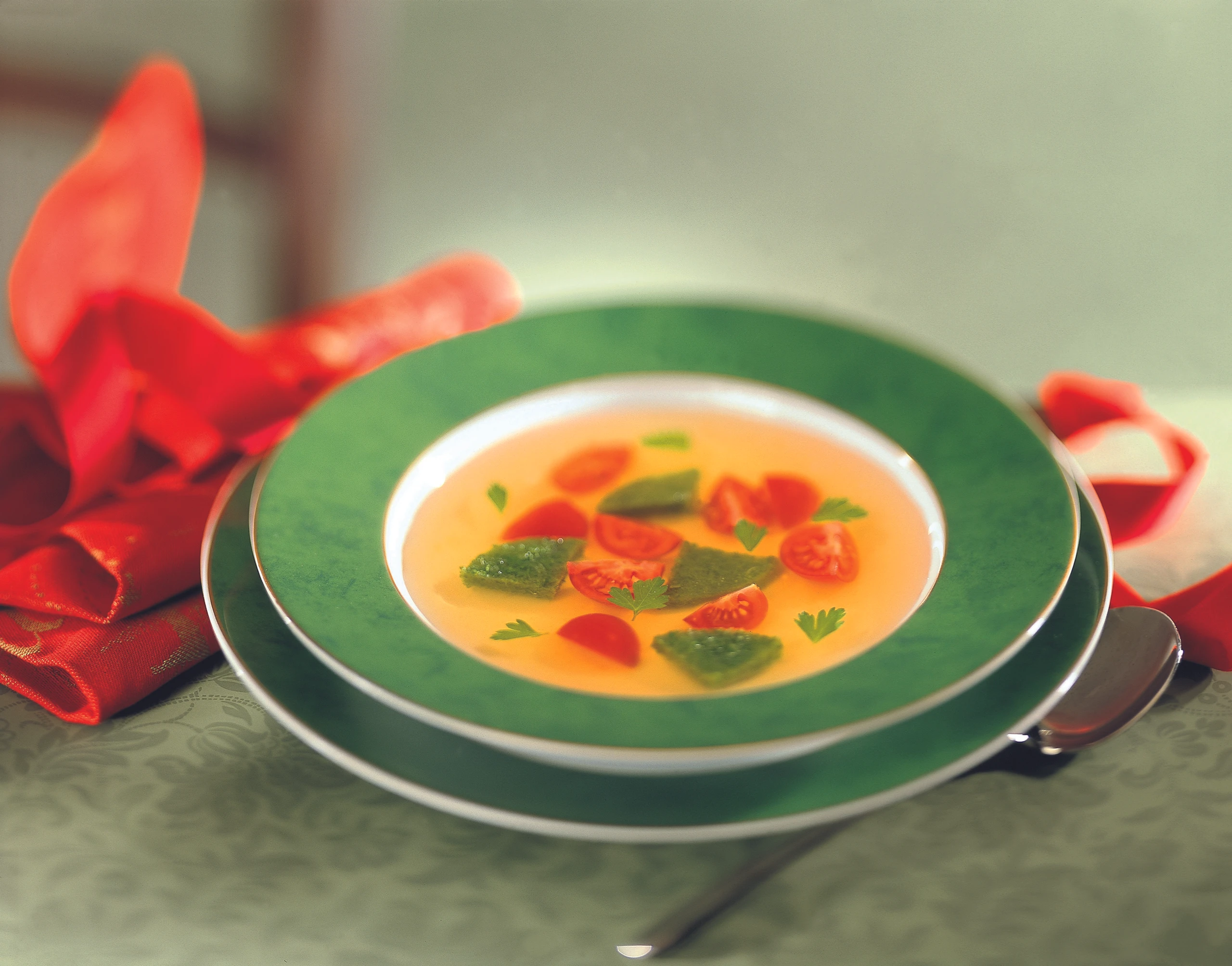 Kalte Paradeissuppe mit Petersilmus