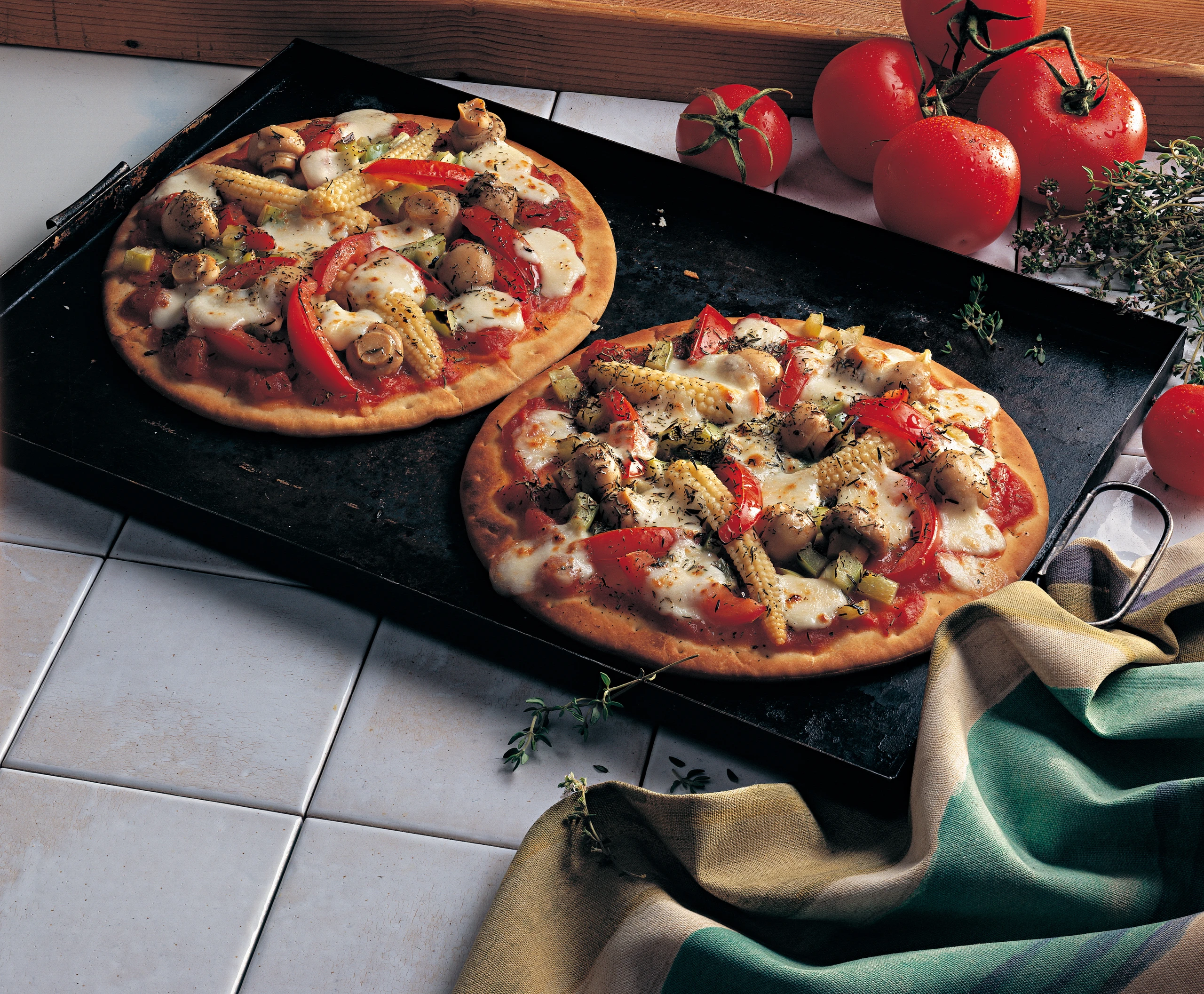 Veggie-Pizza mit Mais, Champignons und Paprika