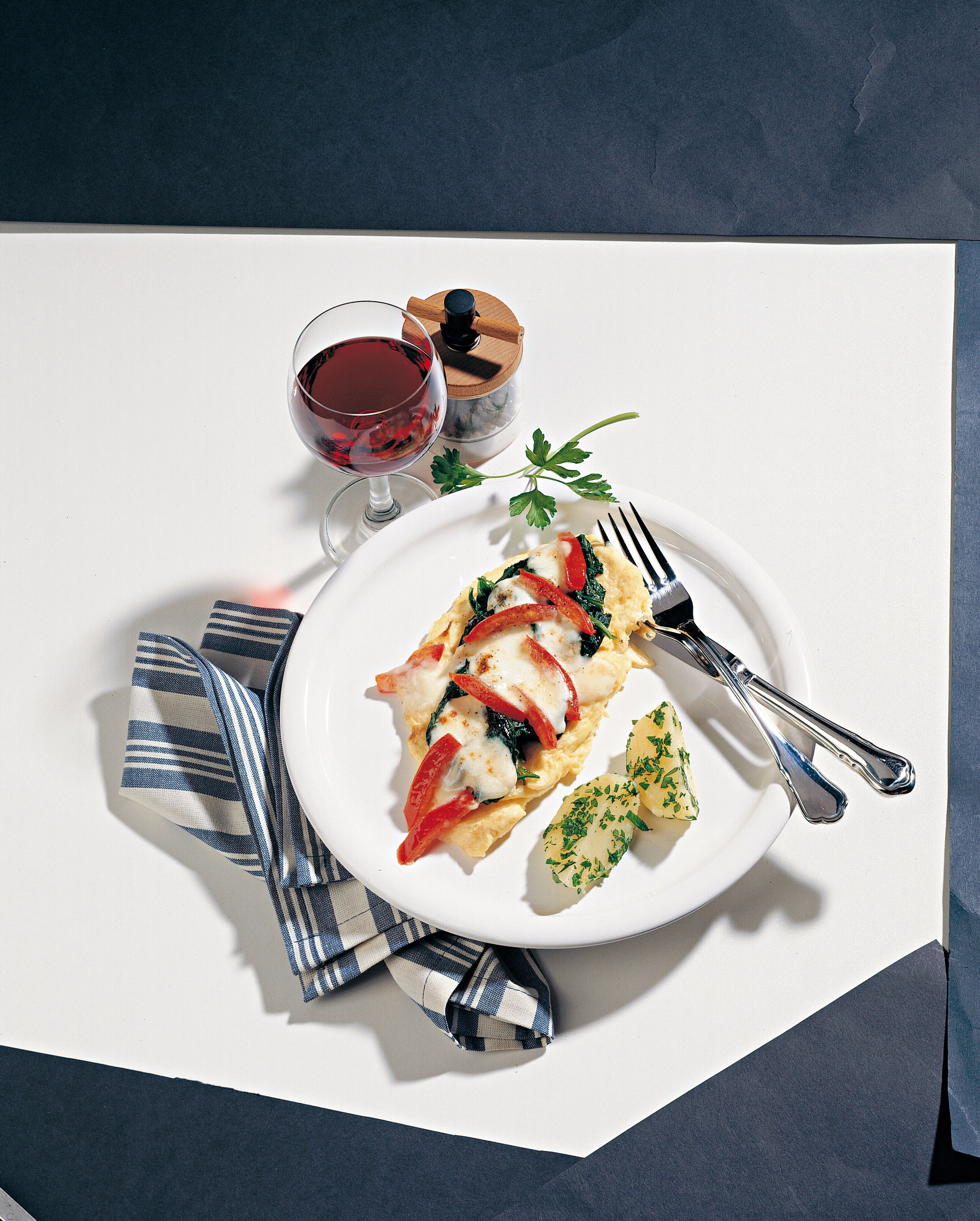 Omelett mit Spinat, Paradeisern und Mozzarella