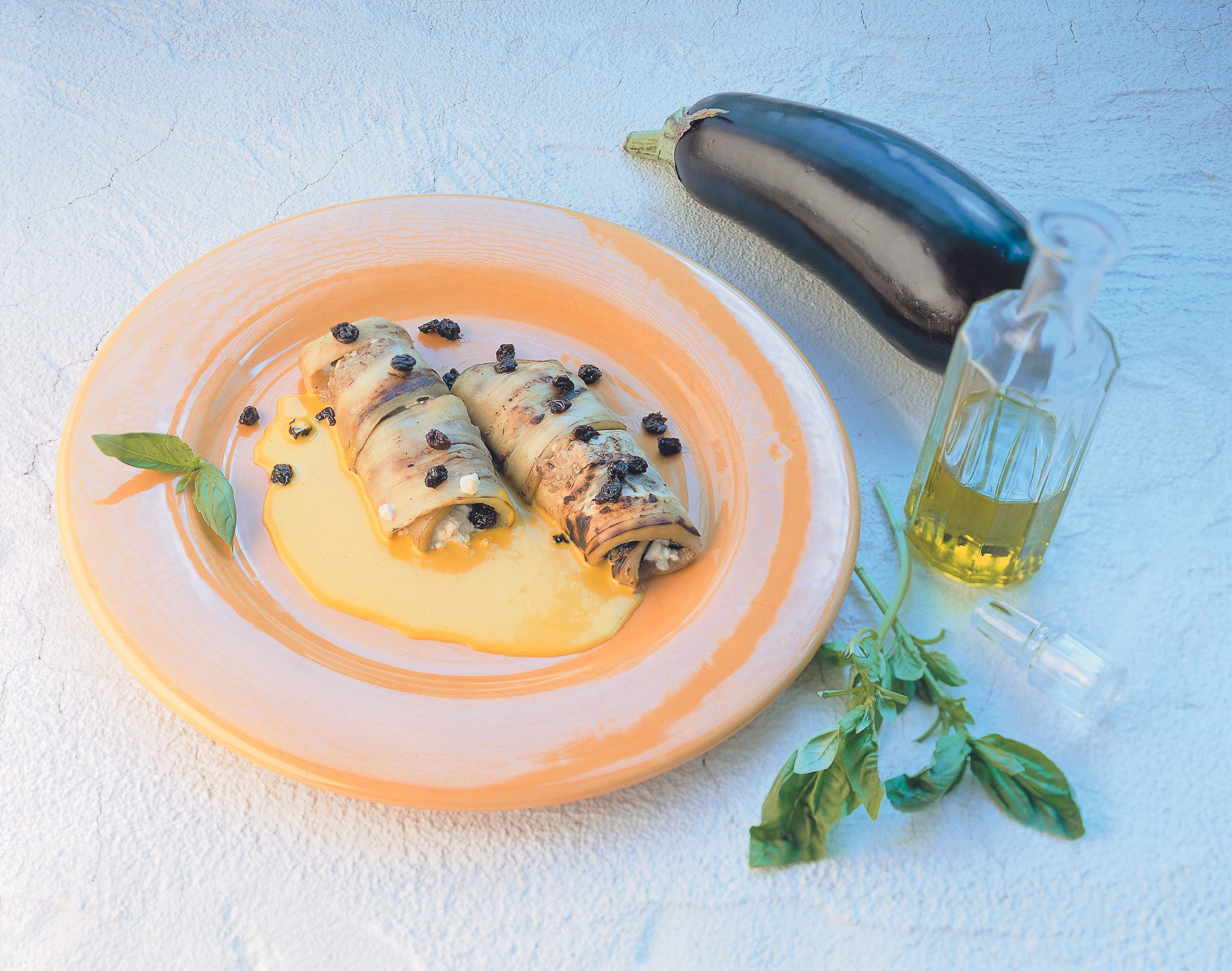 Melanzani-Rouladen mit Schafkäse-Fülle und Gelbwurzsauce