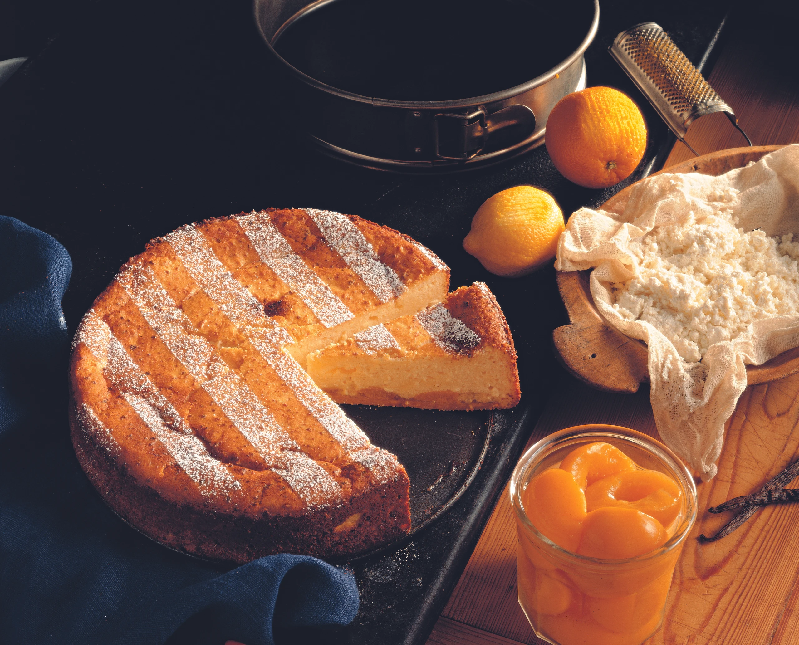 Gebackene Topfentorte mit Pfirsichen