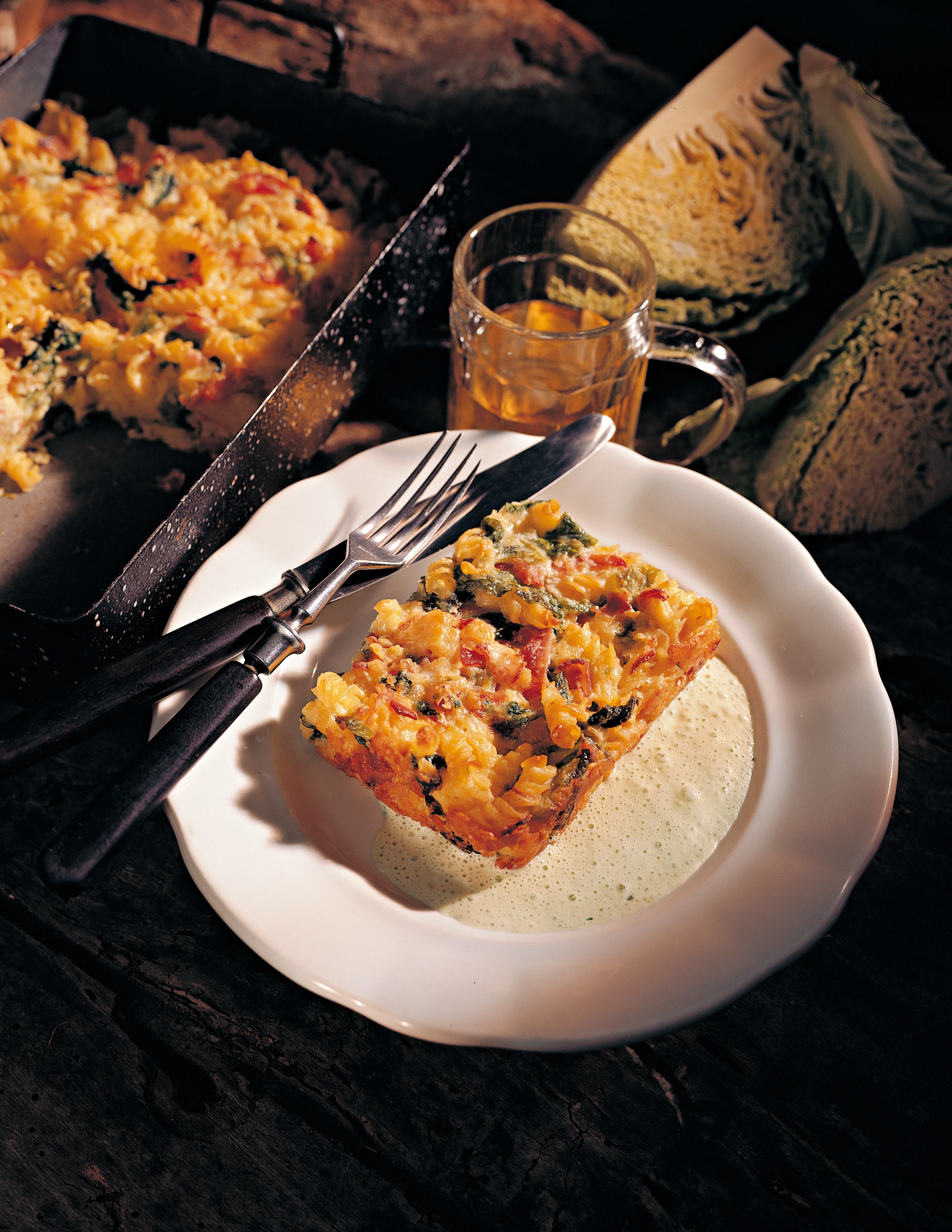 Nudelauflauf mit Kohl, Käse und Schinken