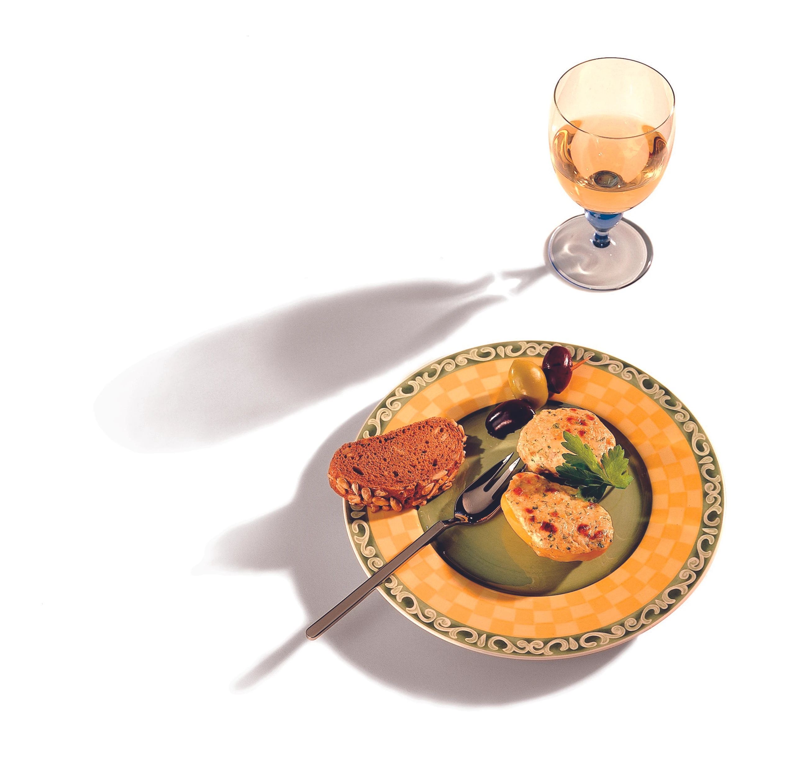 Überbackene Käse-Erdäpfel mit Olivenspießen