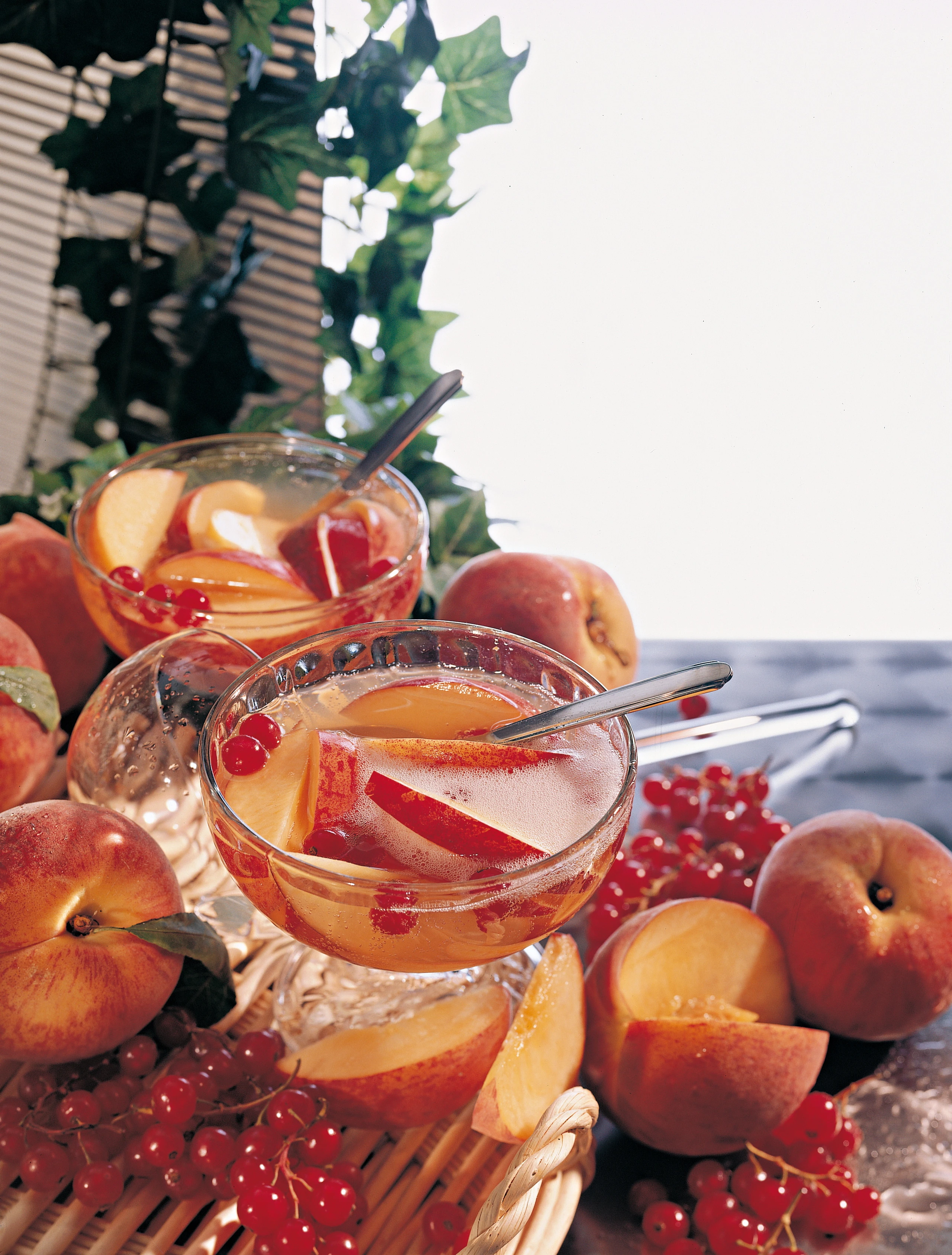 Pfirsich-Bowle mit Ribiseln