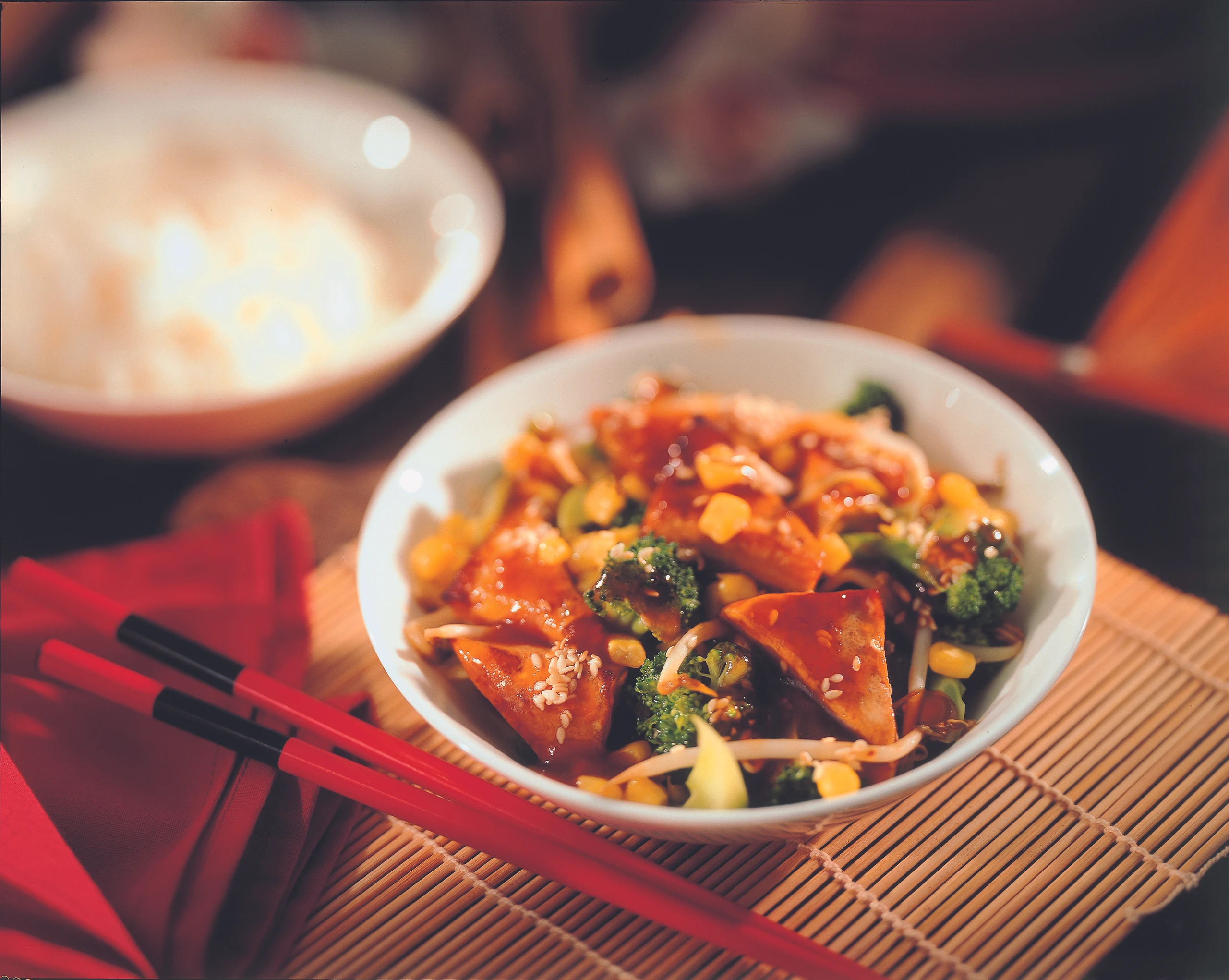 Marinierter, gebratener Tofu mit Brokkoli und Sprossen