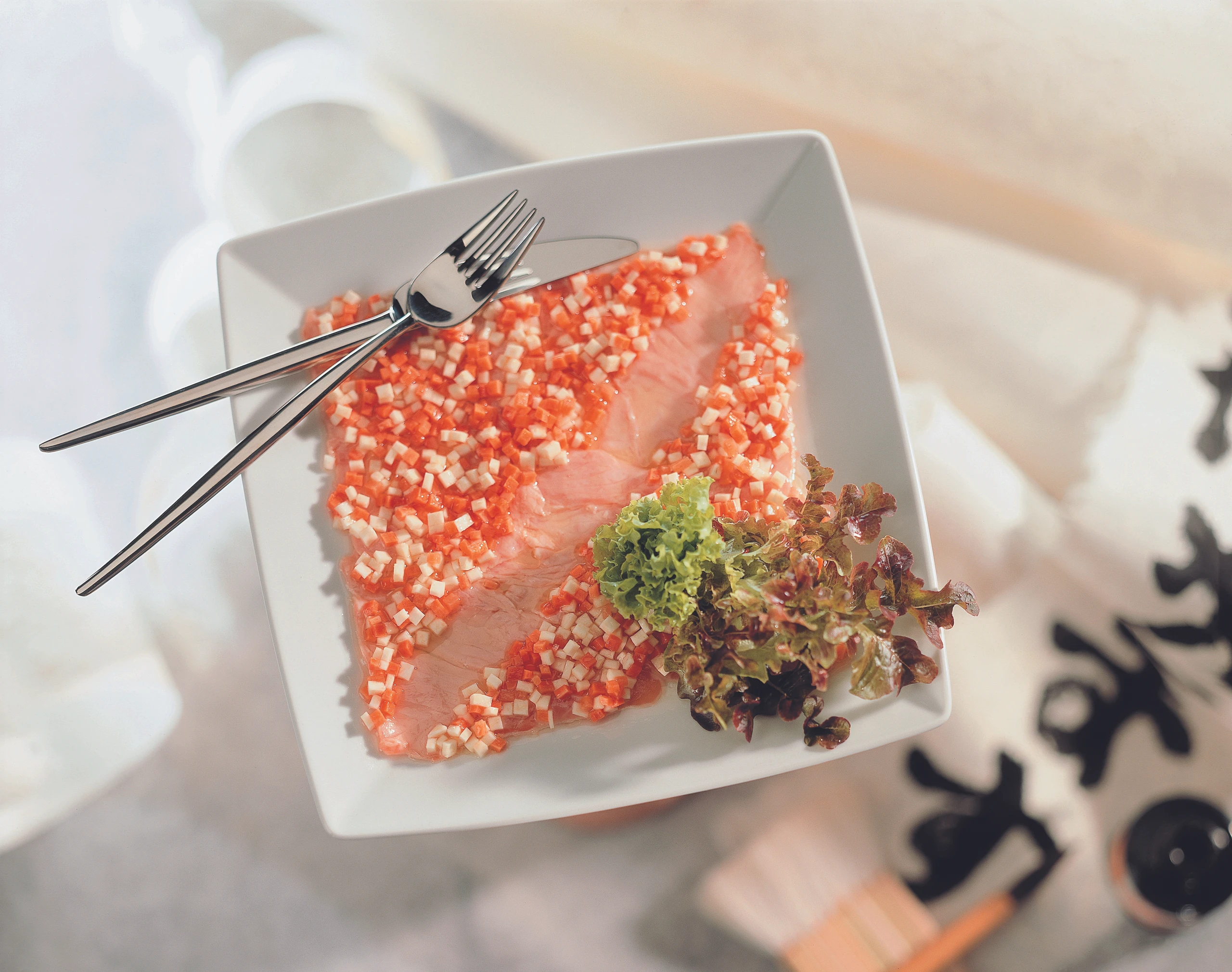 Roher Lachs mit Gemüsemarinade und Salat