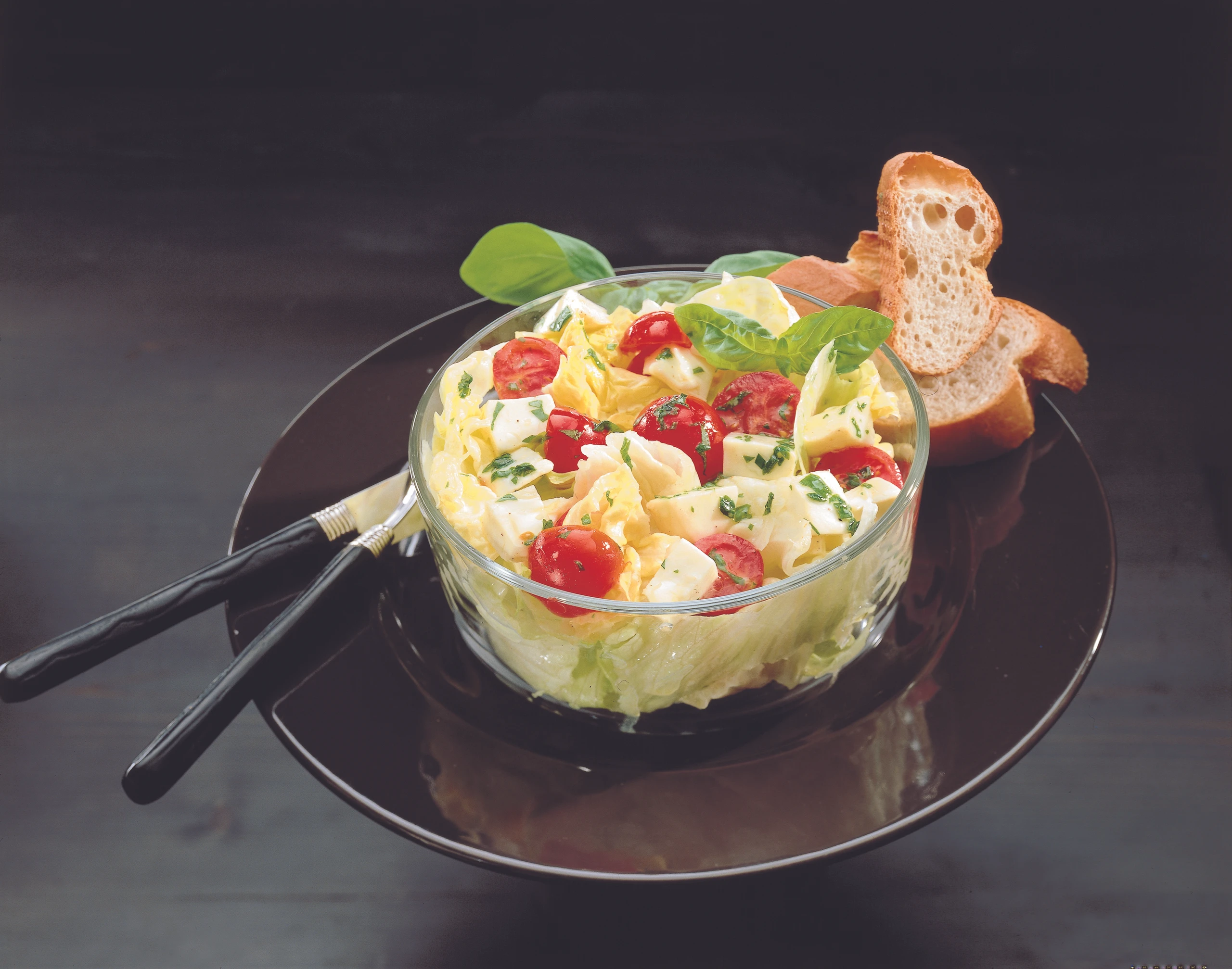 Eisbergsalat mit Mozzarella und Paradeisern