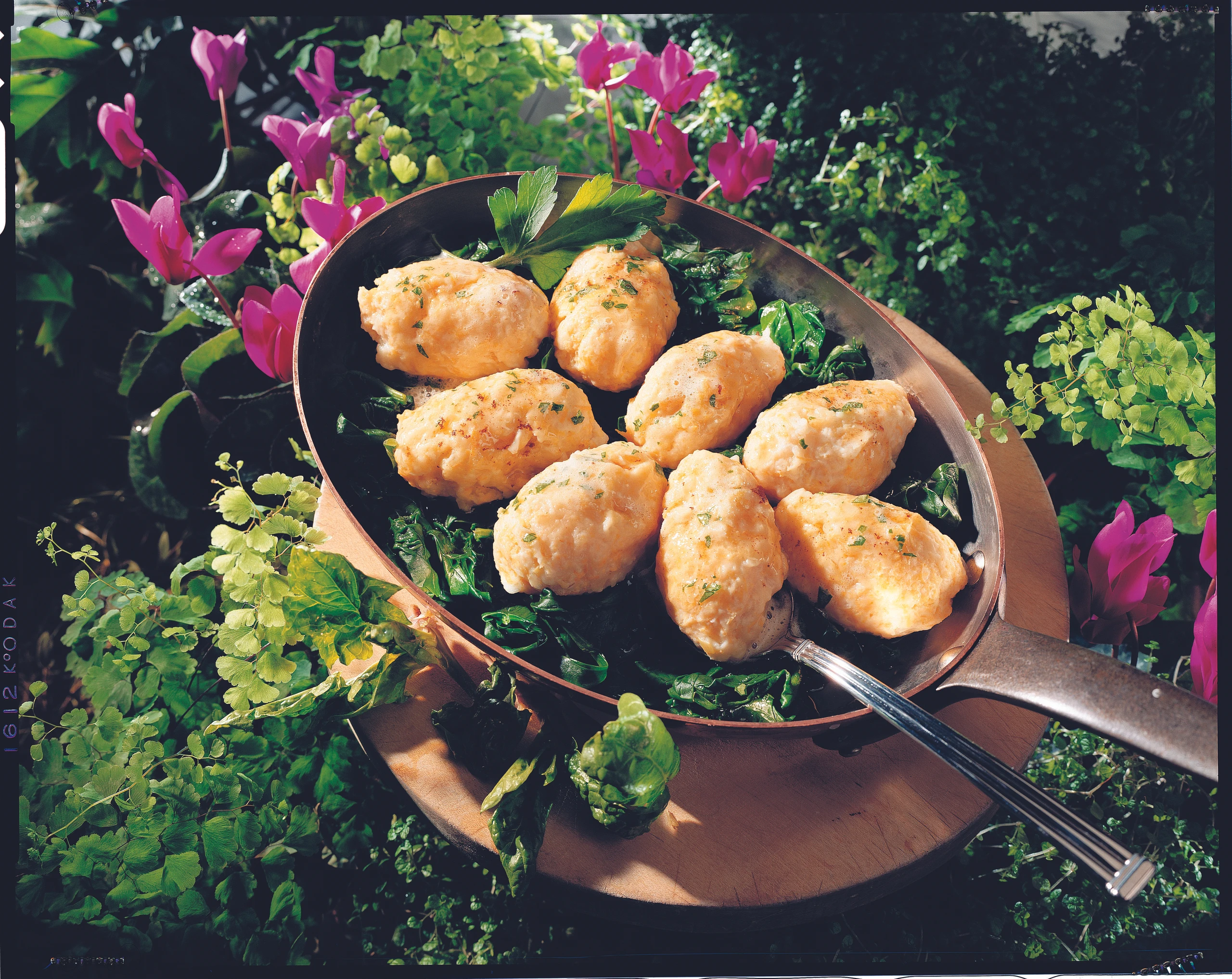 Gemüsenockerl auf Spinat