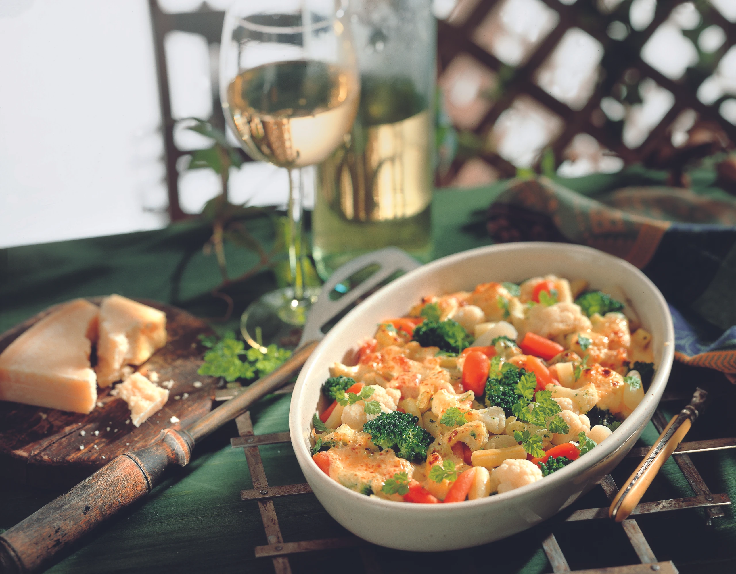 Gemüseauflauf mit Käse und Kräutern