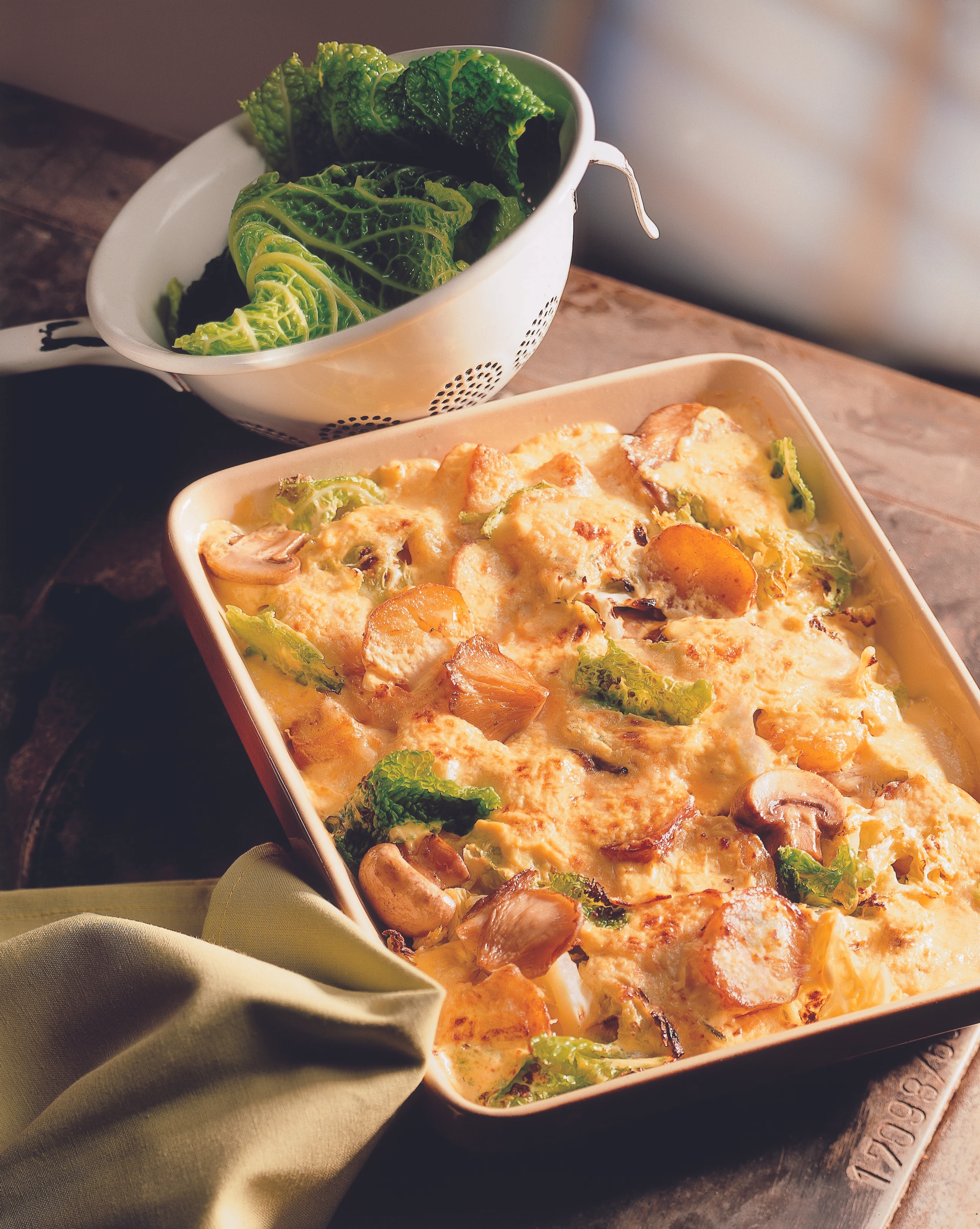 Kohl-Erdäpfel-Auflauf mit Pilzen und Speck