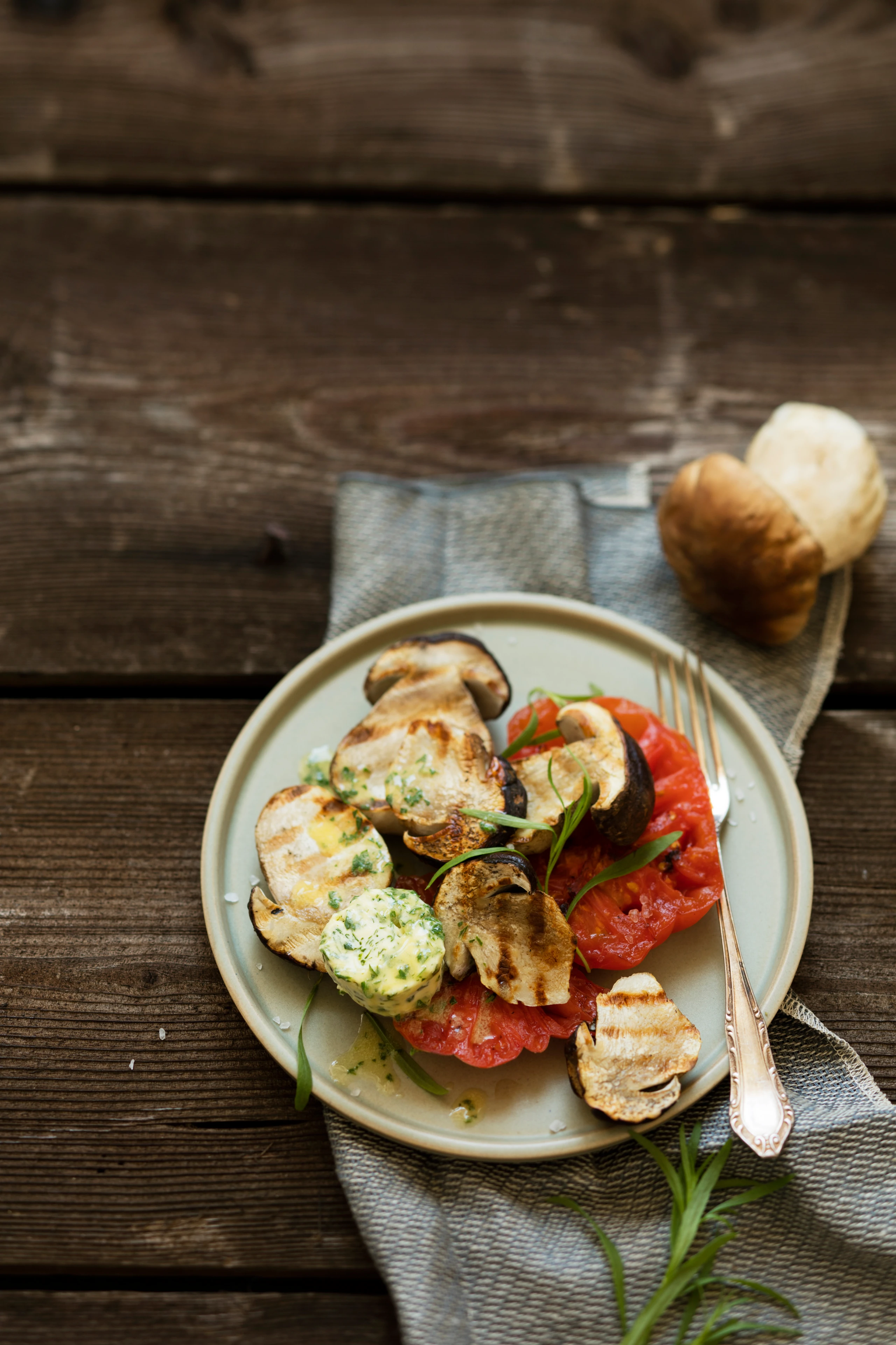 Gegrillte Steinpilze mit Kräuterbutter