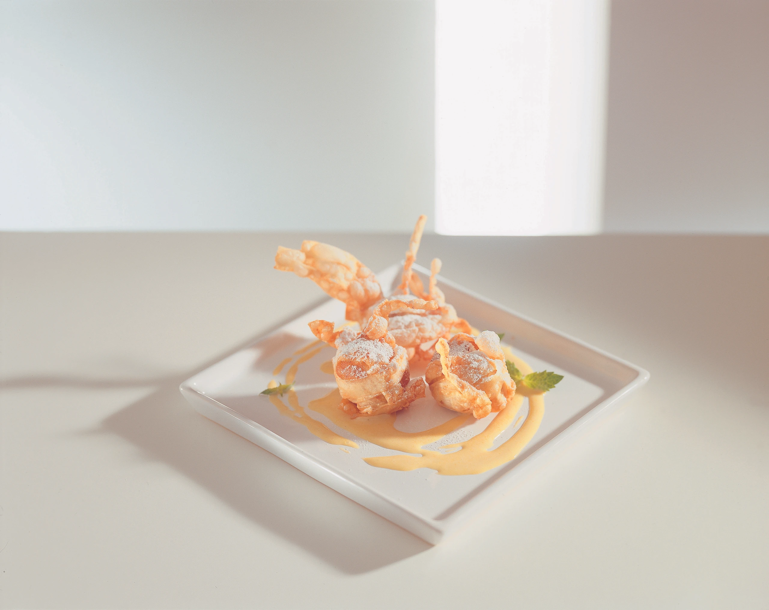 Gebackene Apfelknödel mit Mandelsauce