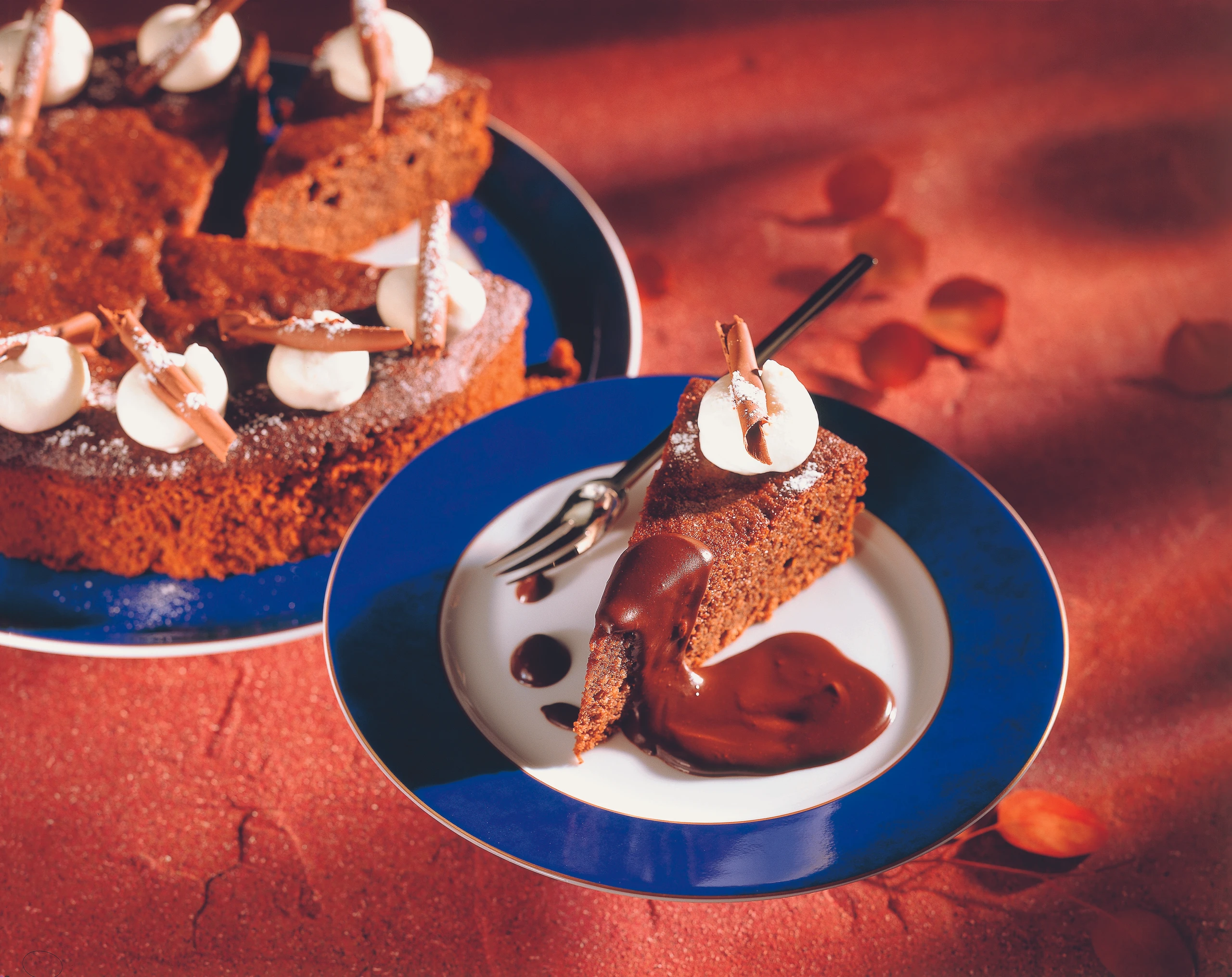 Getränkte Schokoladetorte mit Schokoröllchen