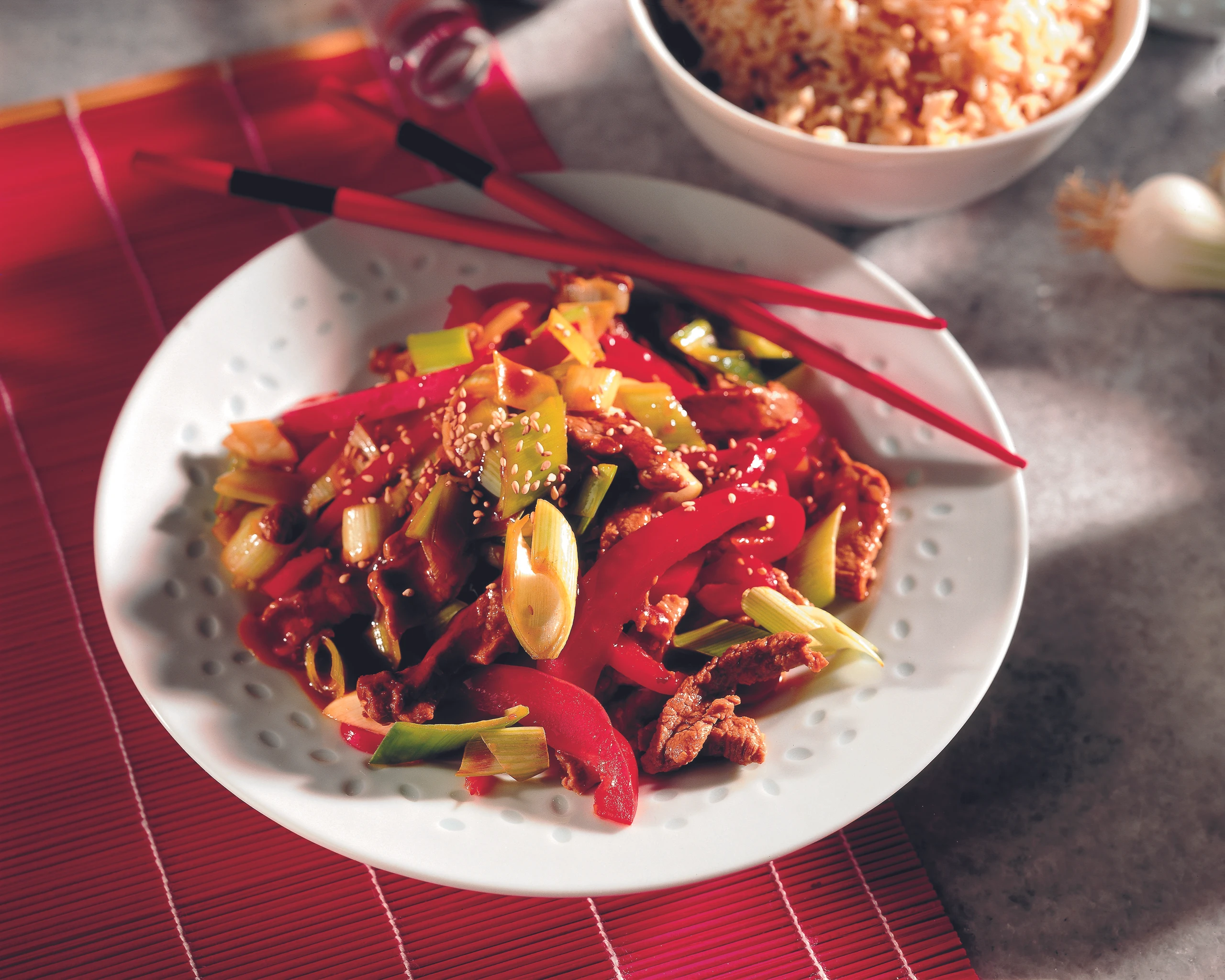 Rindfleisch mit Paprika, Porree und Sesam