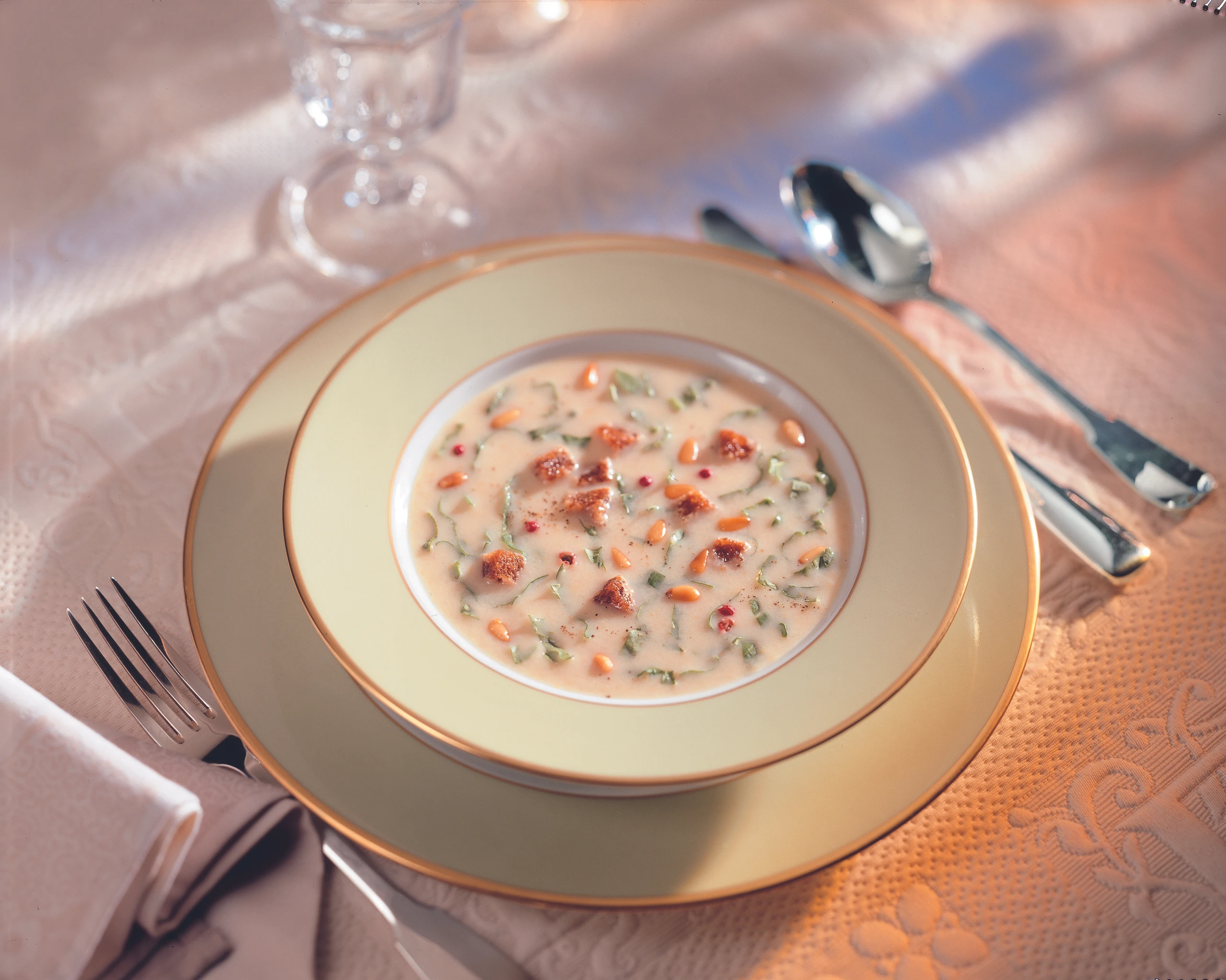 Chicoréesuppe mit Rucola und Pinienkernen