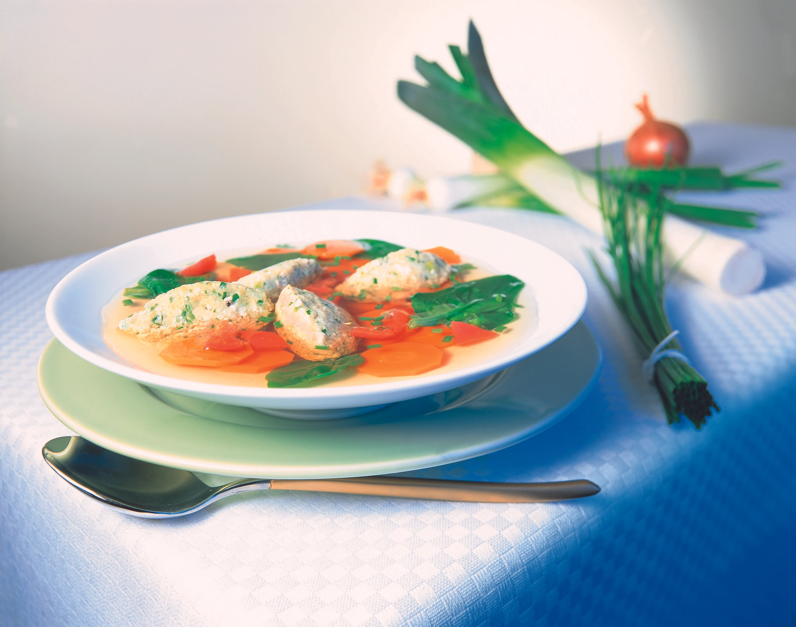 Gemüsesuppe mit Tofu-Kräuter-Nockerln