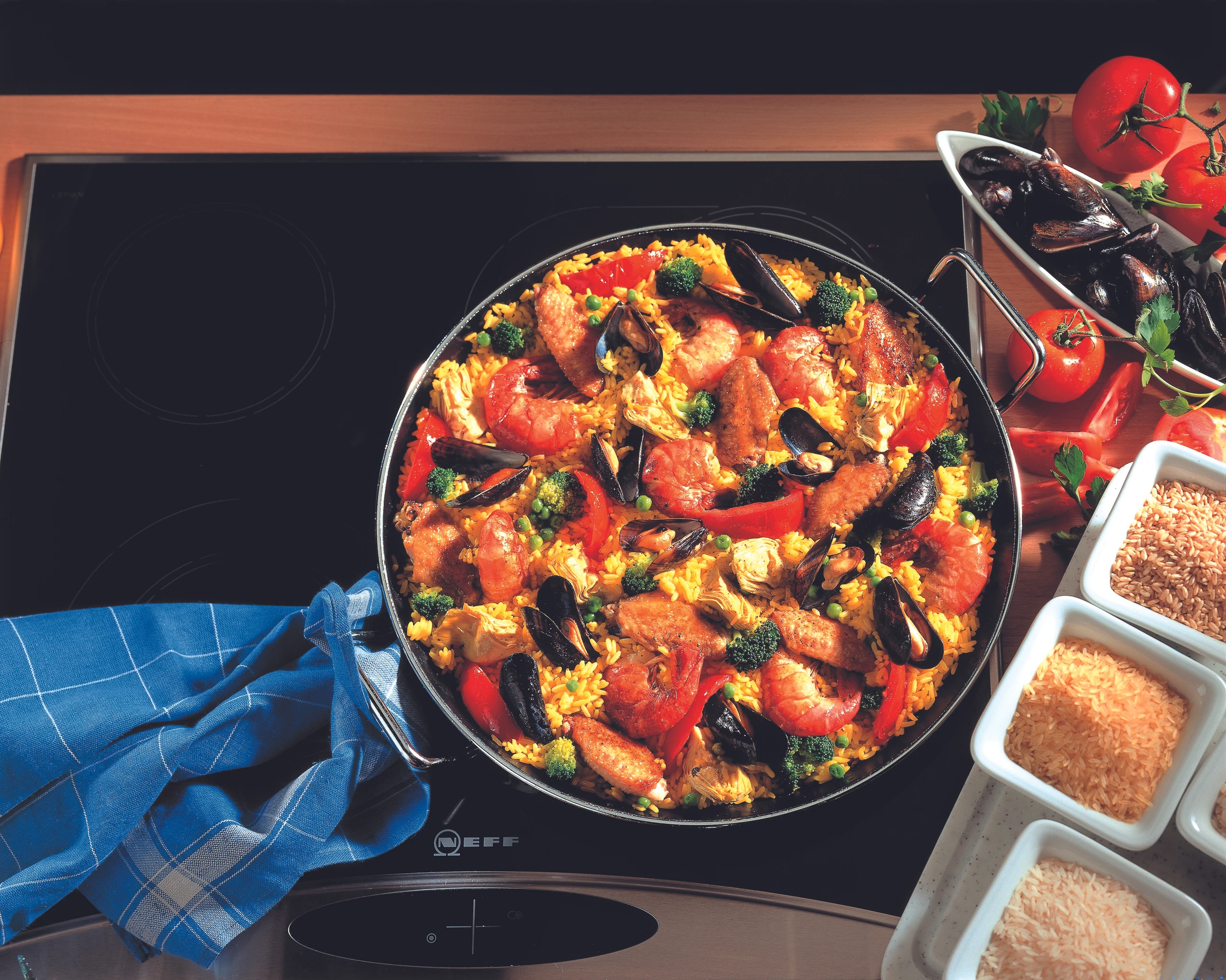 Paella mit Artischocken, Huhn und Miesmuscheln