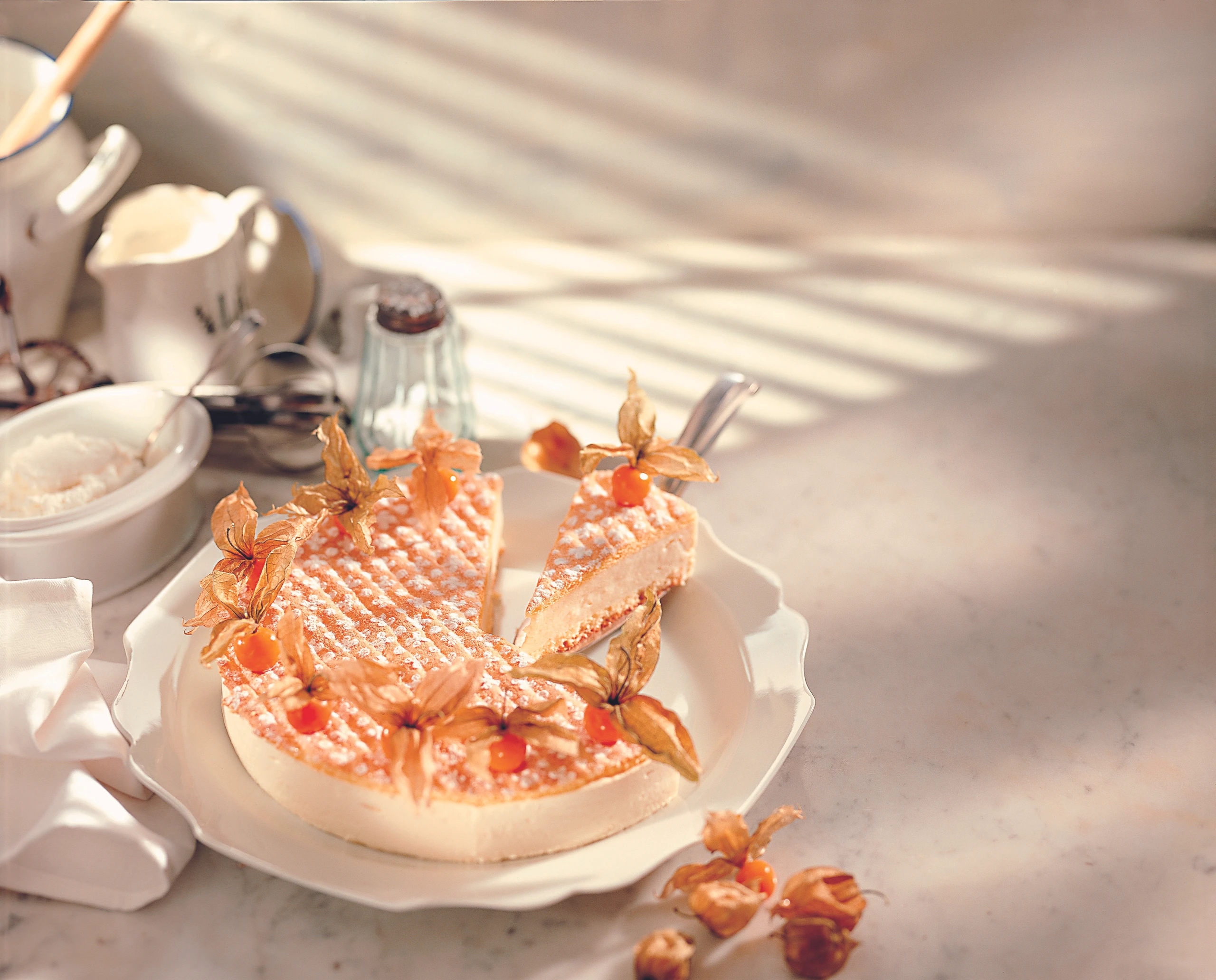 Topfen-Oberstorte mit Erdkirschen