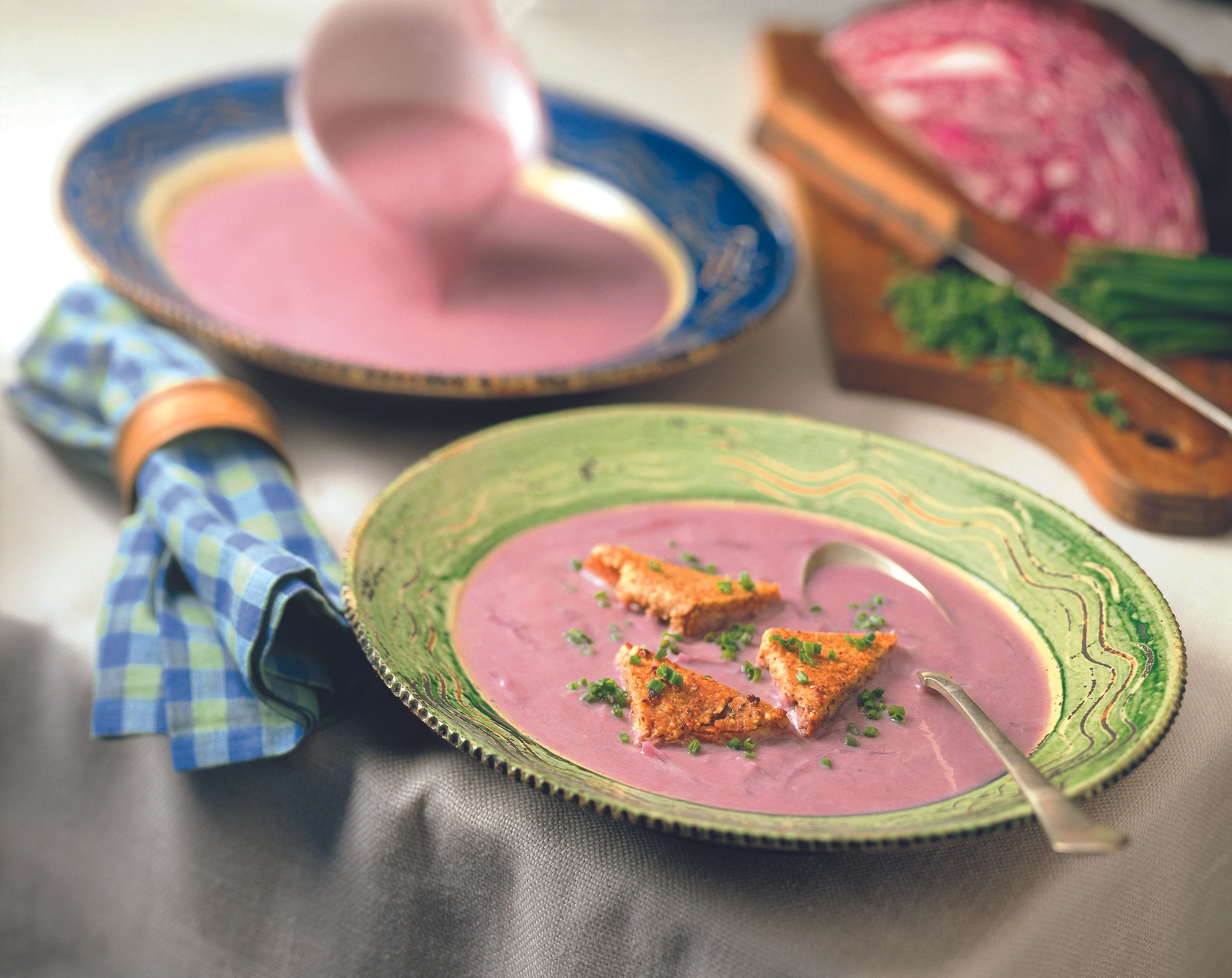 Rotkrautsuppe mit Walnusstoasts