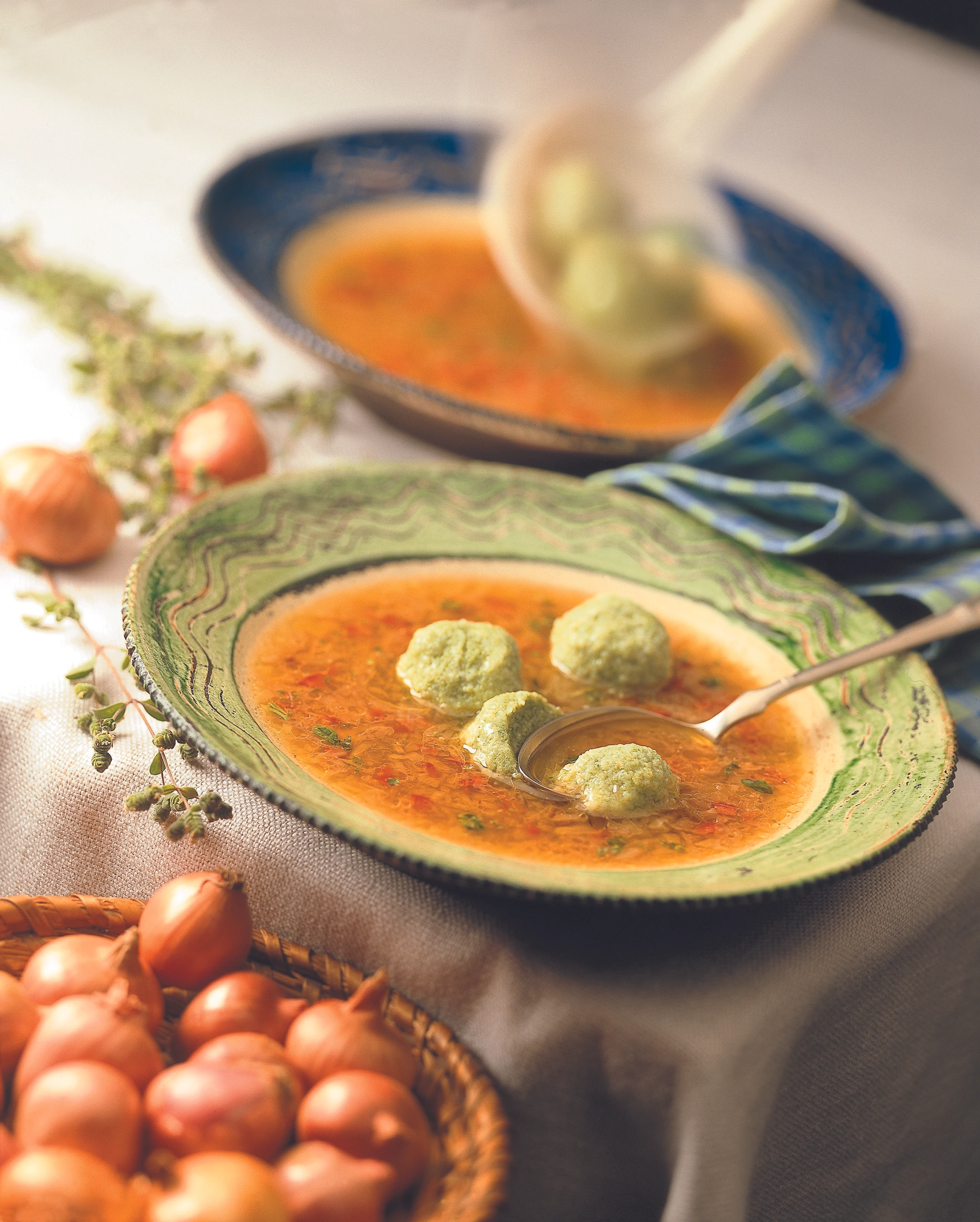 Zwiebelsuppe mit Spinat-Käseknöderl