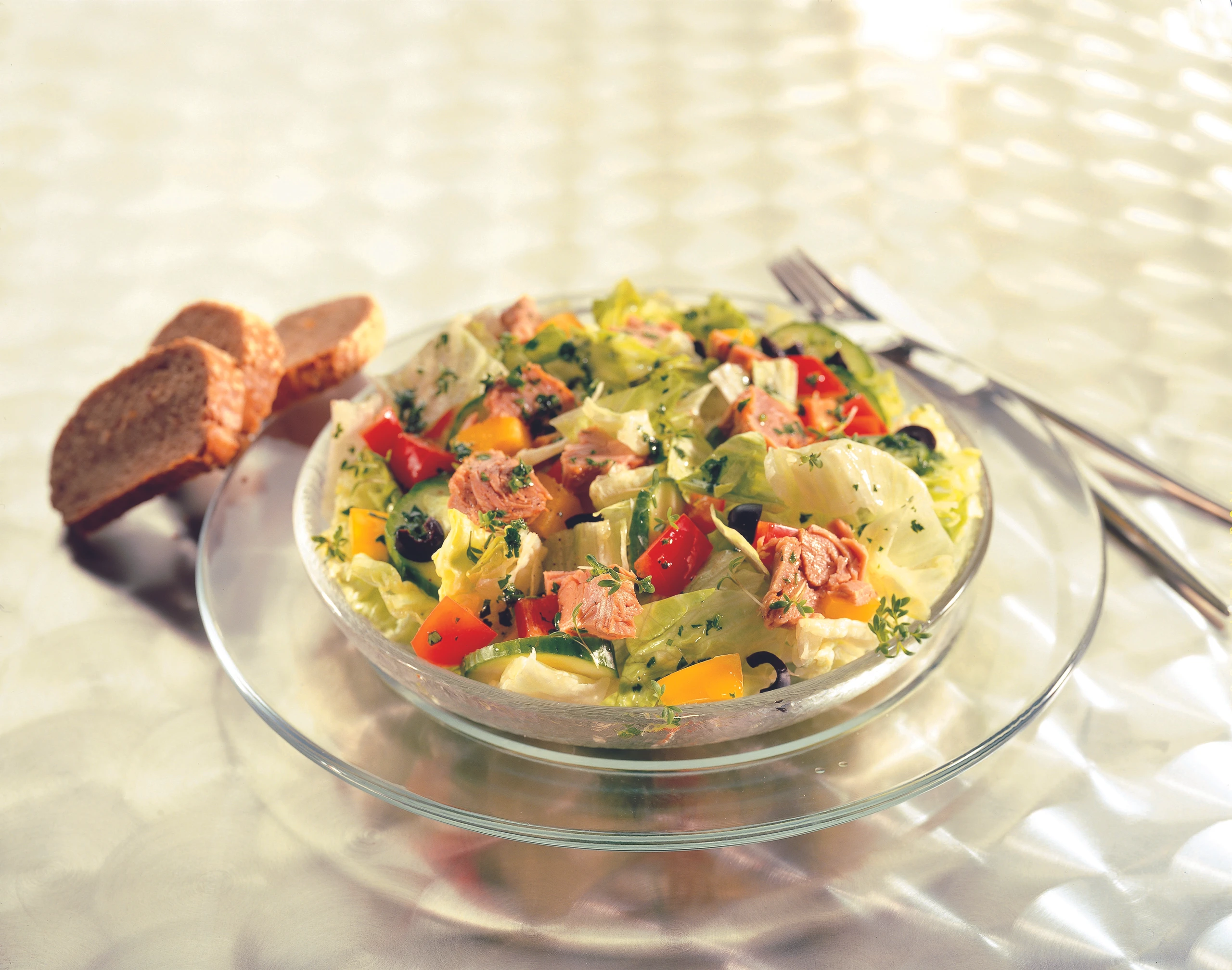 Bunter Gemüsesalat mit Thunfisch