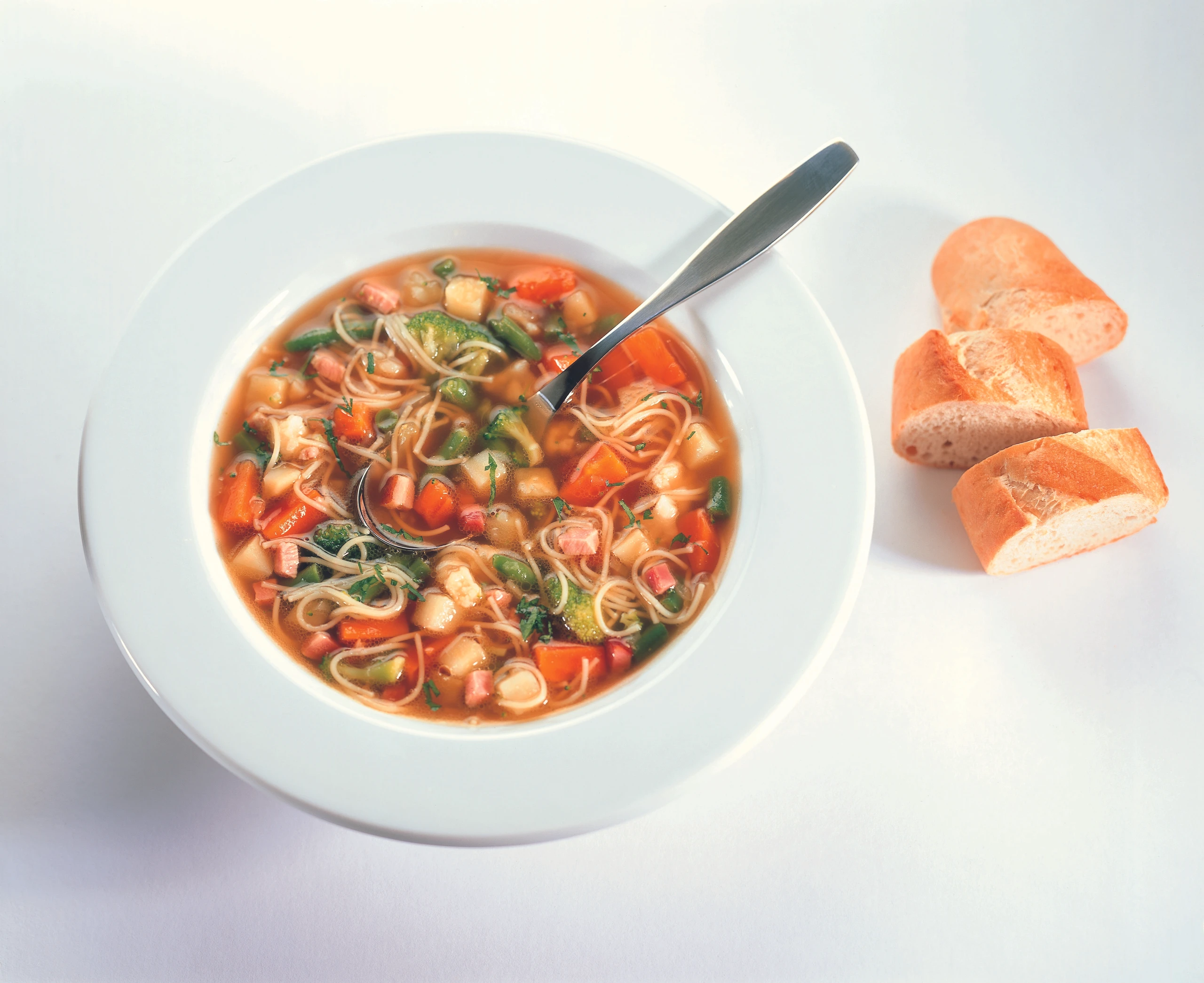 Schnelle Gemüsesuppe mit Speck und Petersil