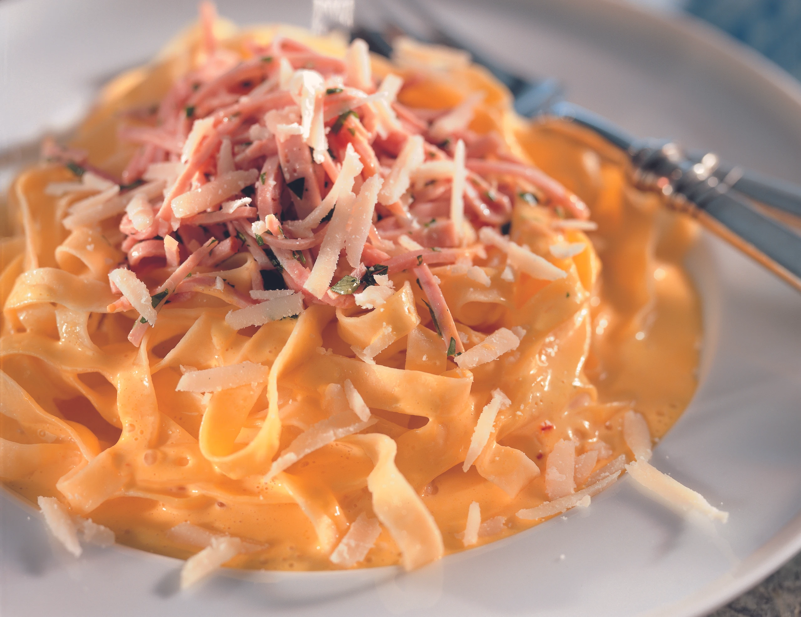 Tagliatelle mit Safransauce und Schinken