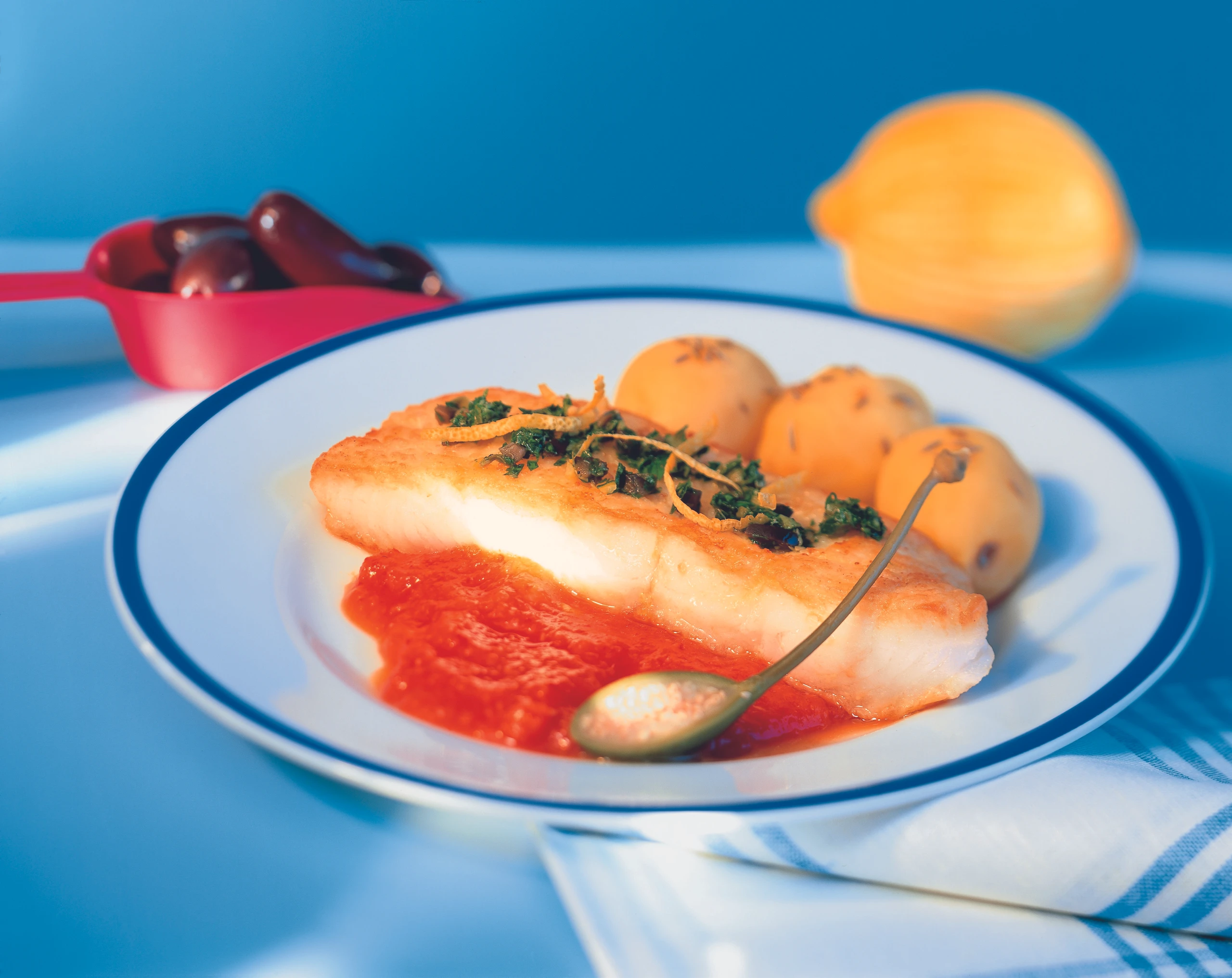 Andalusisches Fischfilet mit Gemüsesauce und Olivensalsa