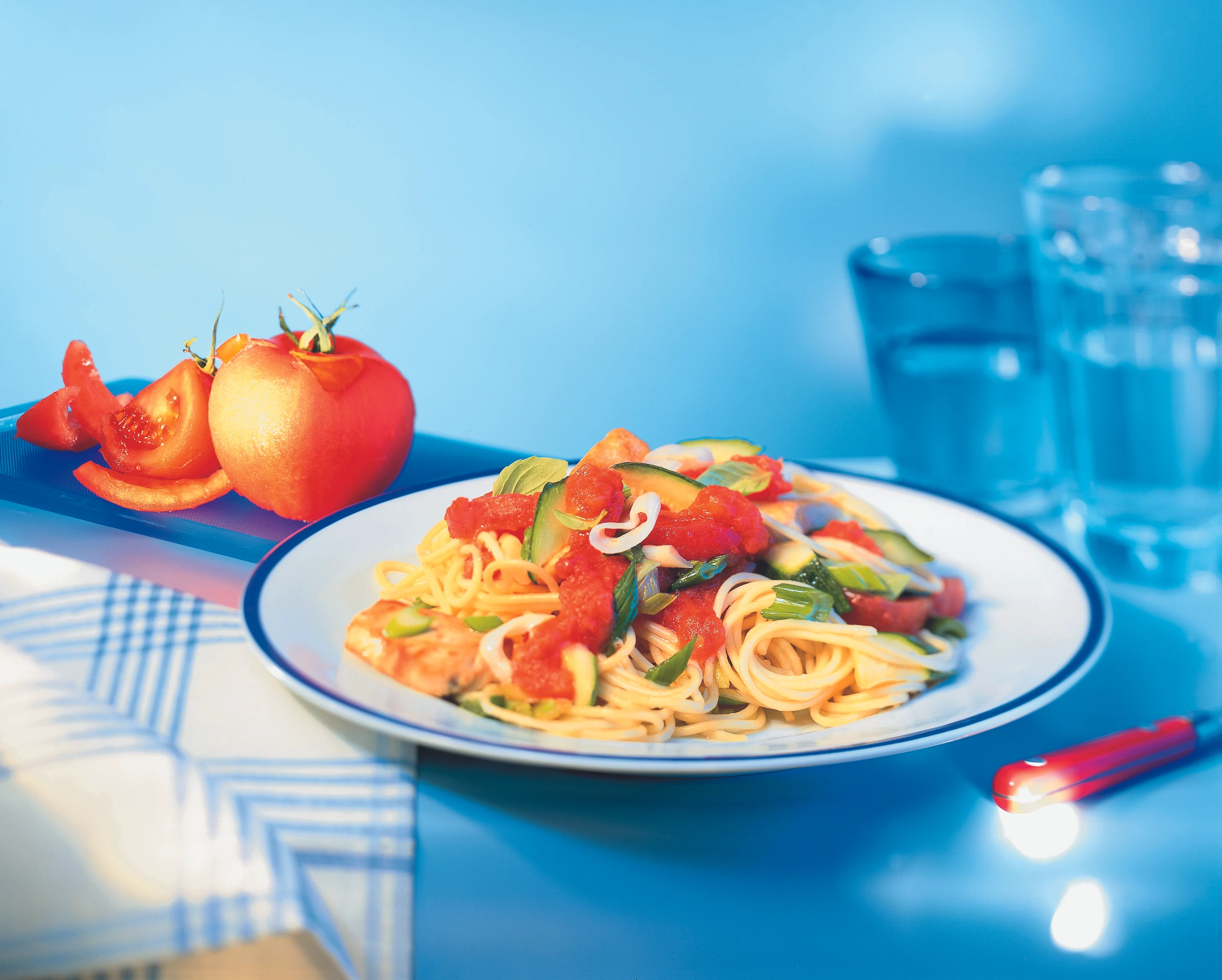 Spaghetti mit Hühnerbrust, Gemüse und Basilikum