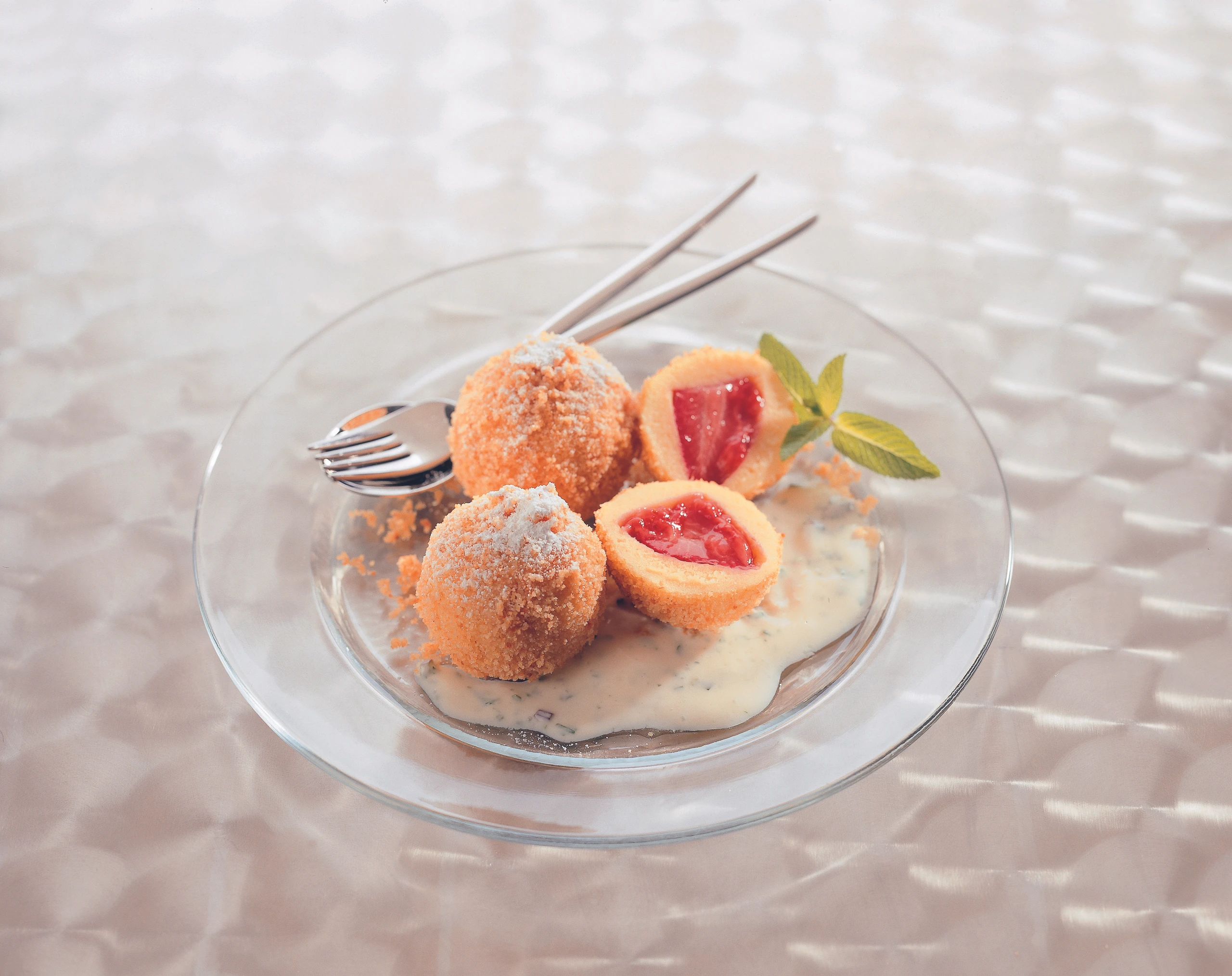 Erdbeerknödel mit Minzesauce