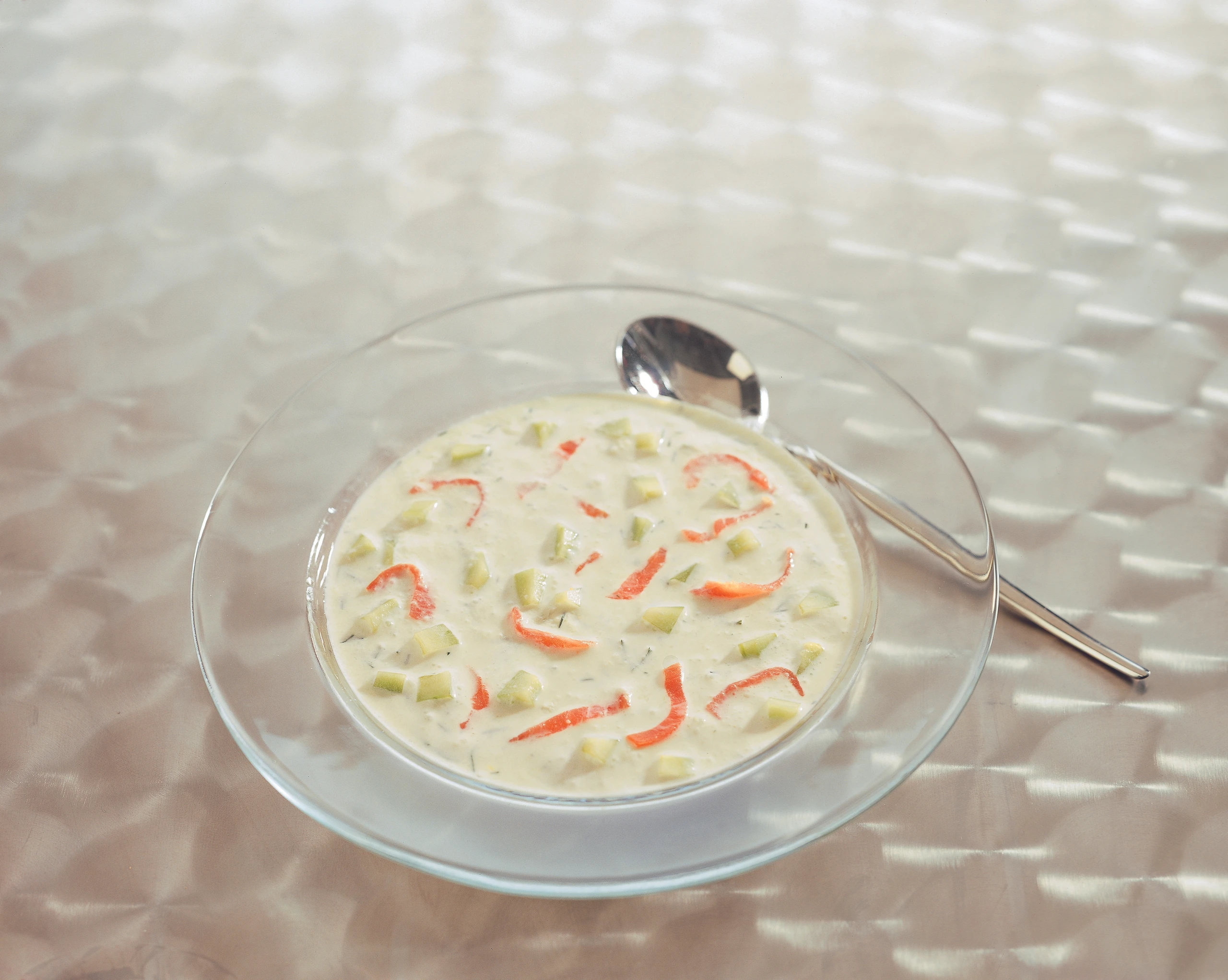 Kalte Gurkensuppe mit Räucherlachs und Dille