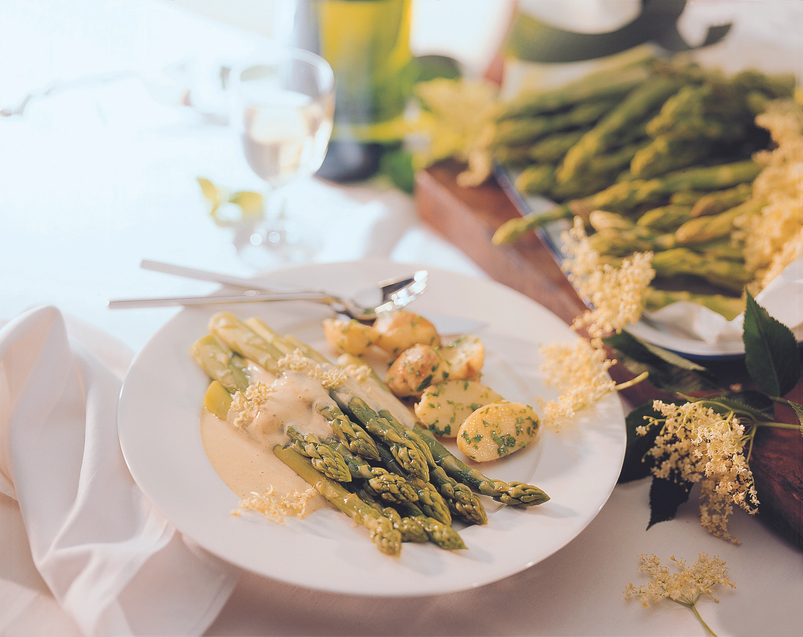 Grüner Spargel mit Holunderblüten-Sabayon