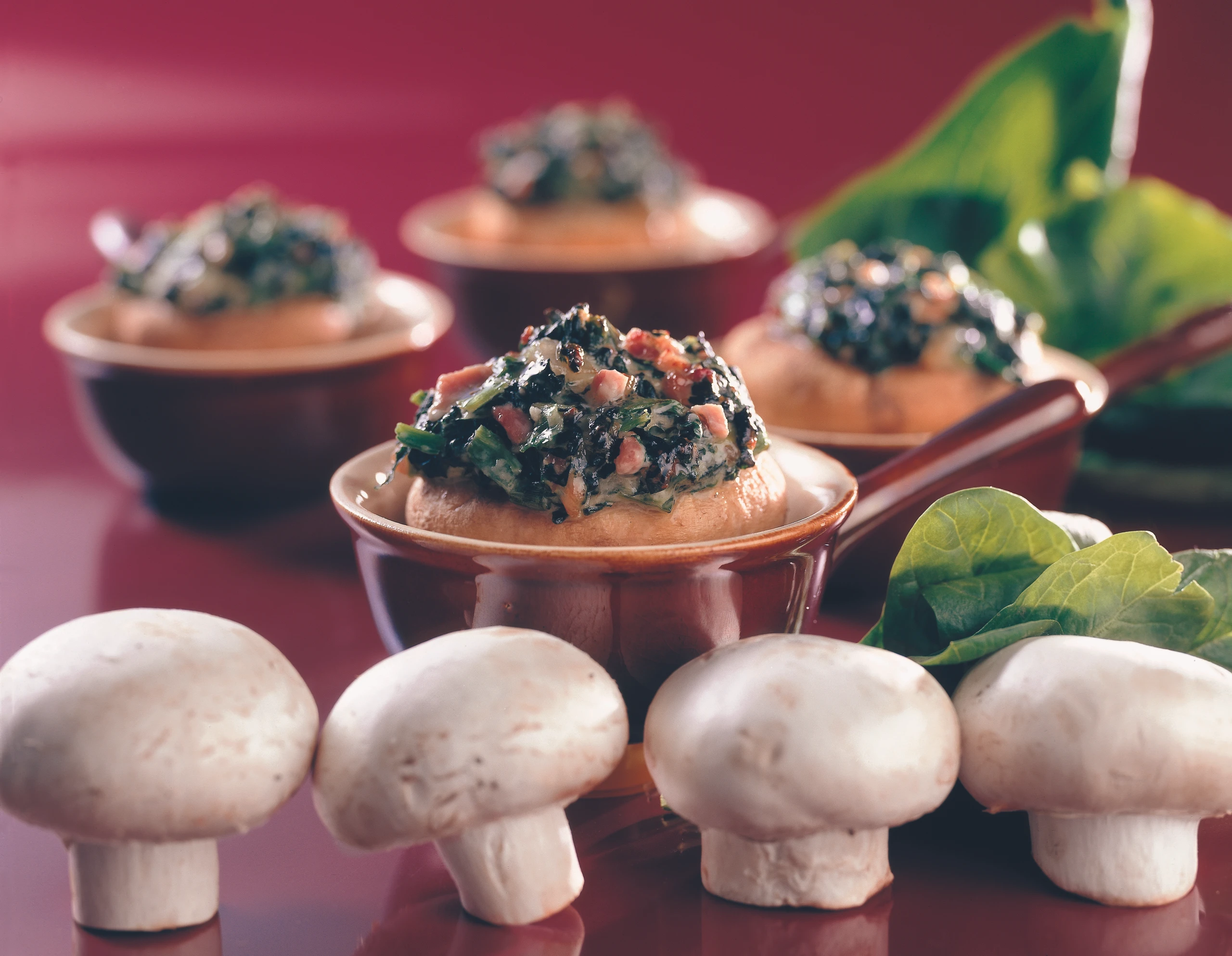 Gebackene Champignons mit Spinat-Schinken-Fülle